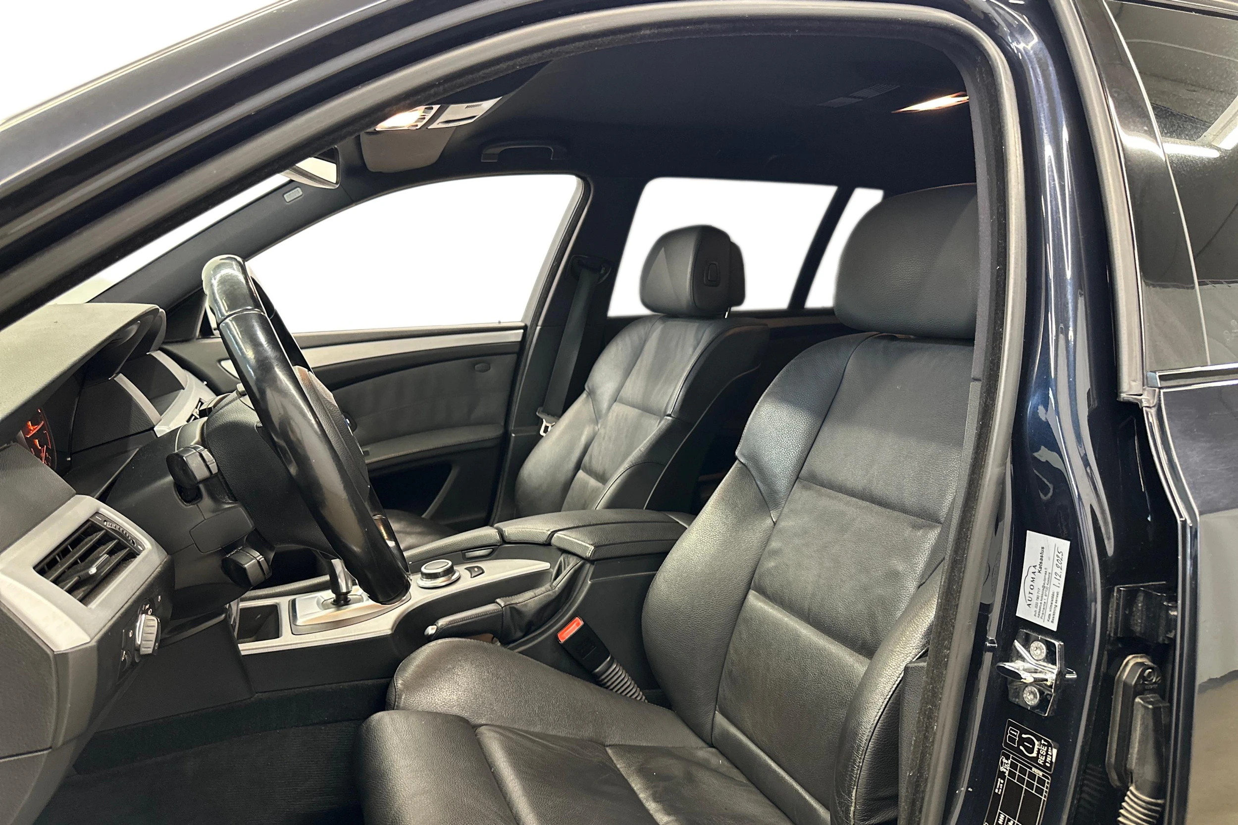 musta BMW 530 2008 kuva 6.