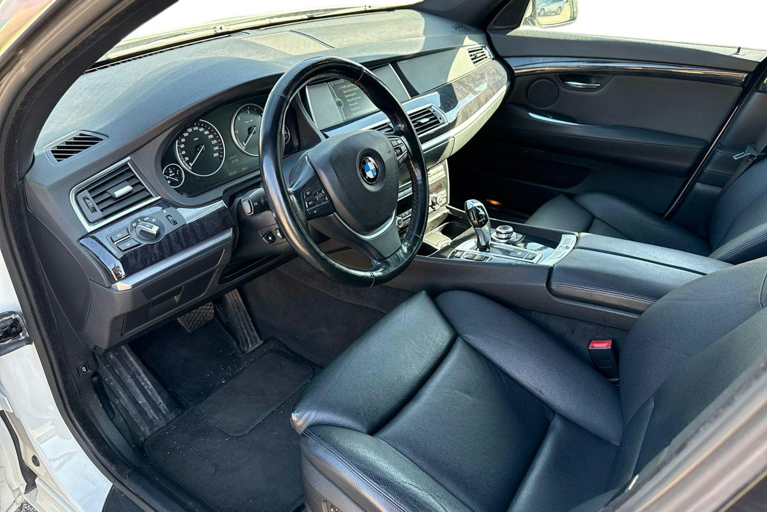 valkoinen BMW 530 2009 kuva 3.
