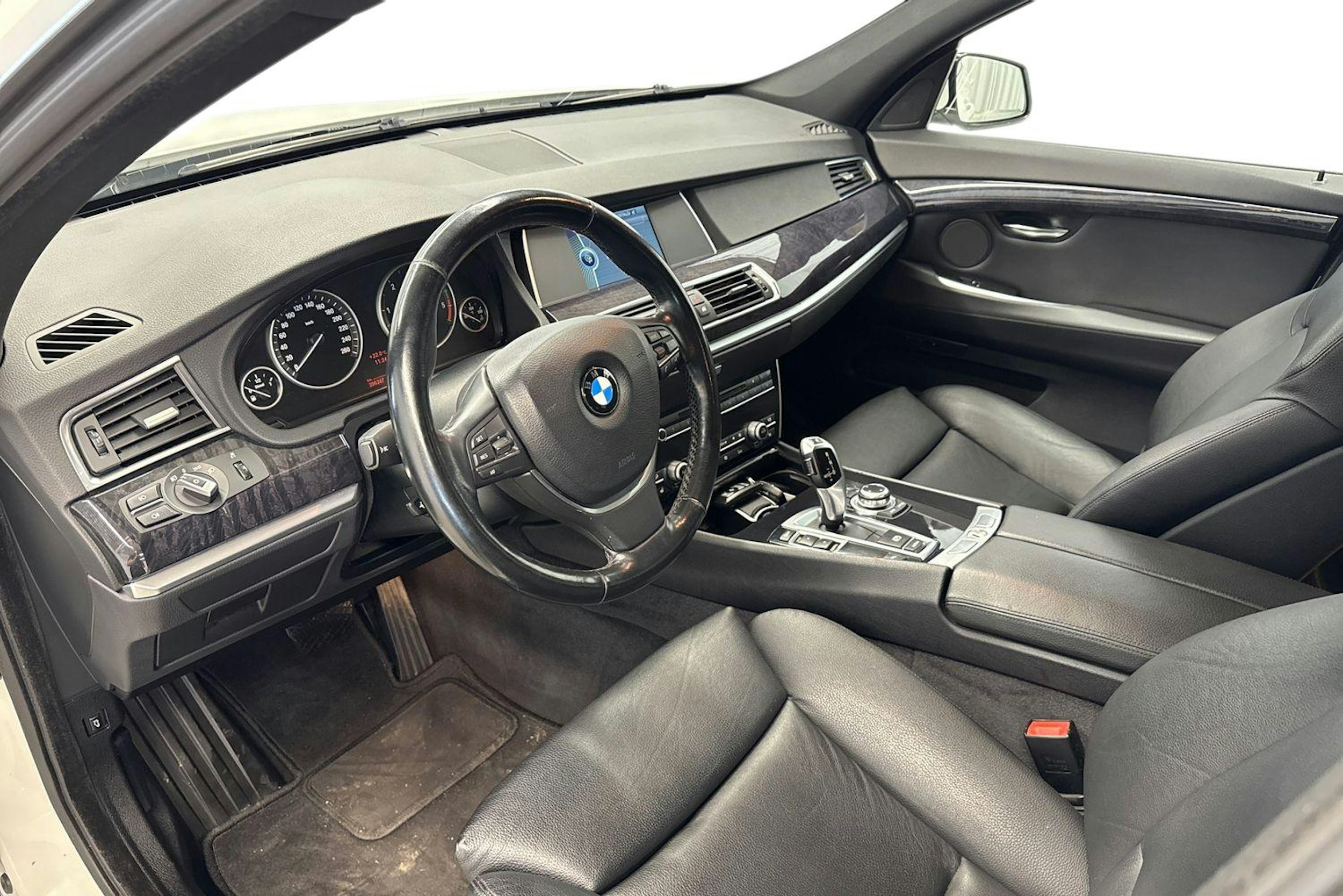 valkoinen BMW 530 2009 kuva 7.