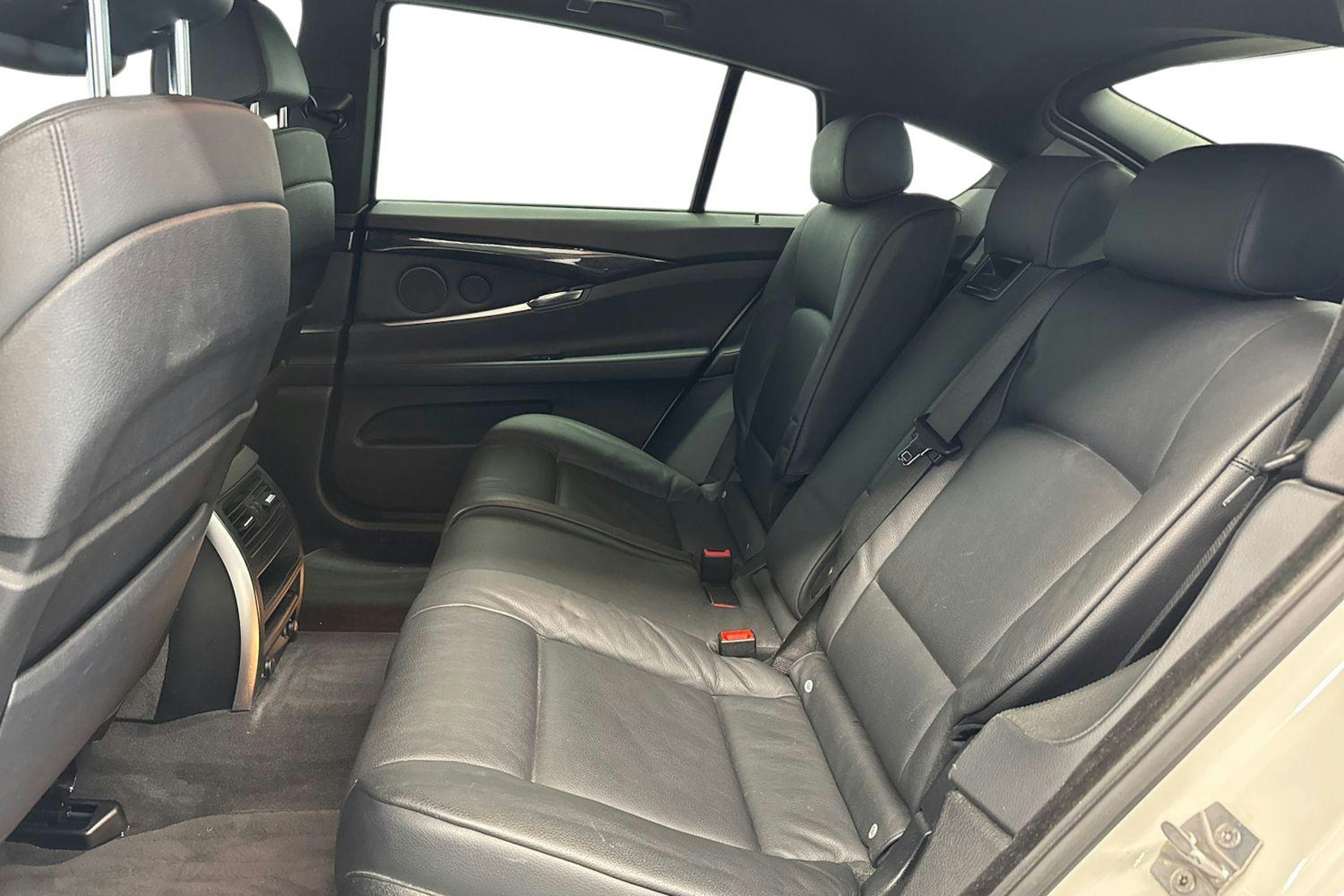 valkoinen BMW 530 2009 kuva 10.