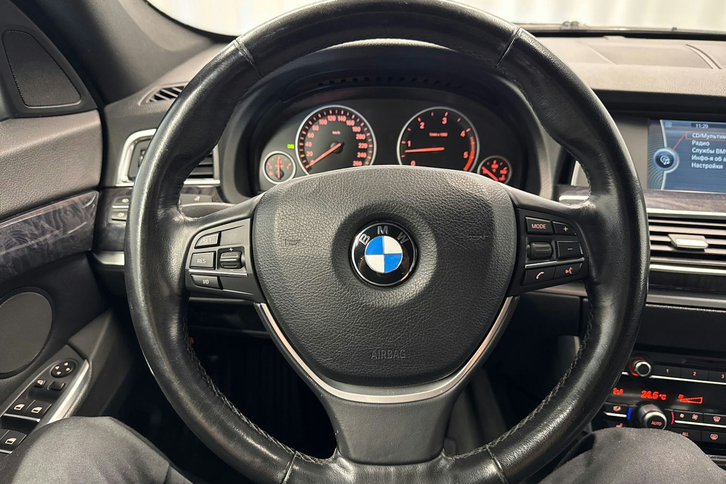 valkoinen BMW 530 2009 kuva 14.