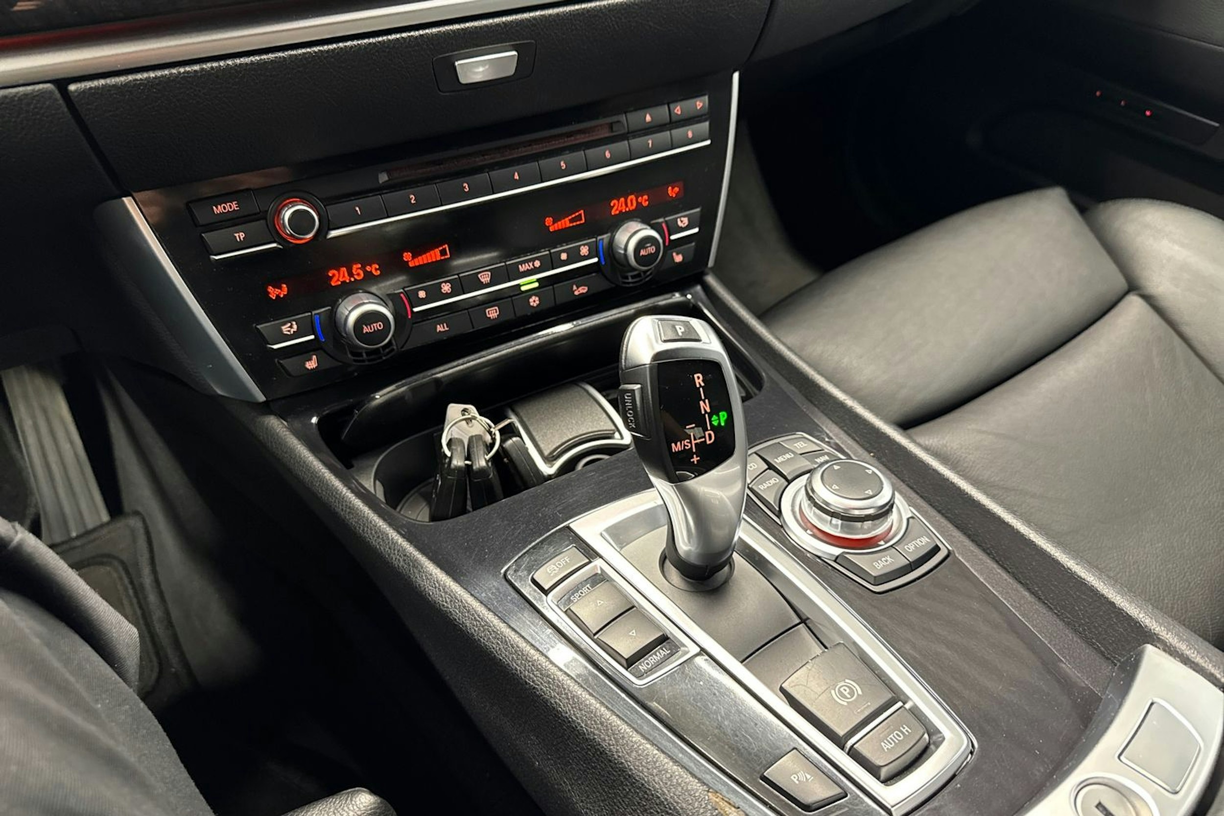 valkoinen BMW 530 2009 kuva 15.
