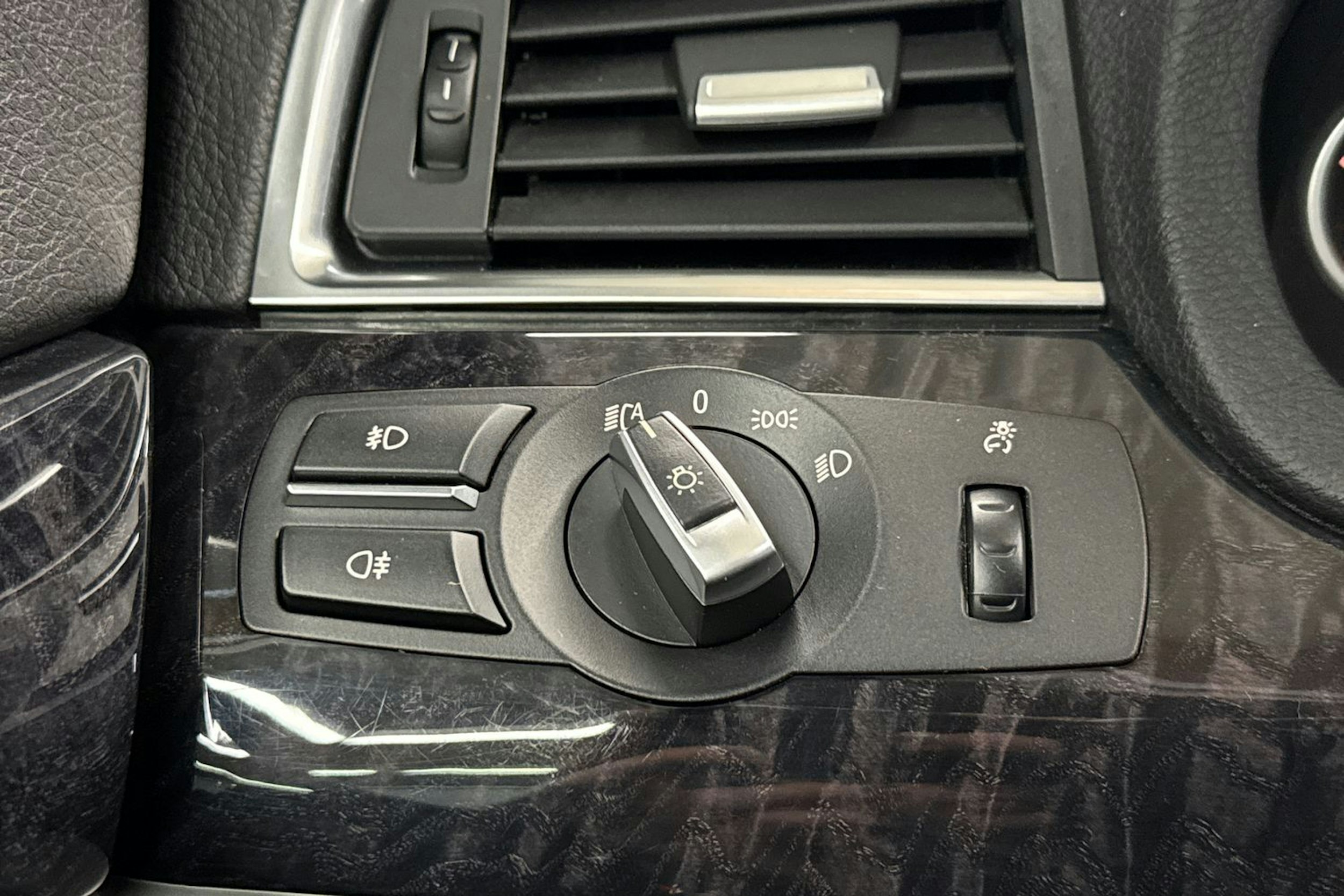 valkoinen BMW 530 2009 kuva 18.