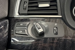 valkoinen BMW 530 2009 kuva 18.