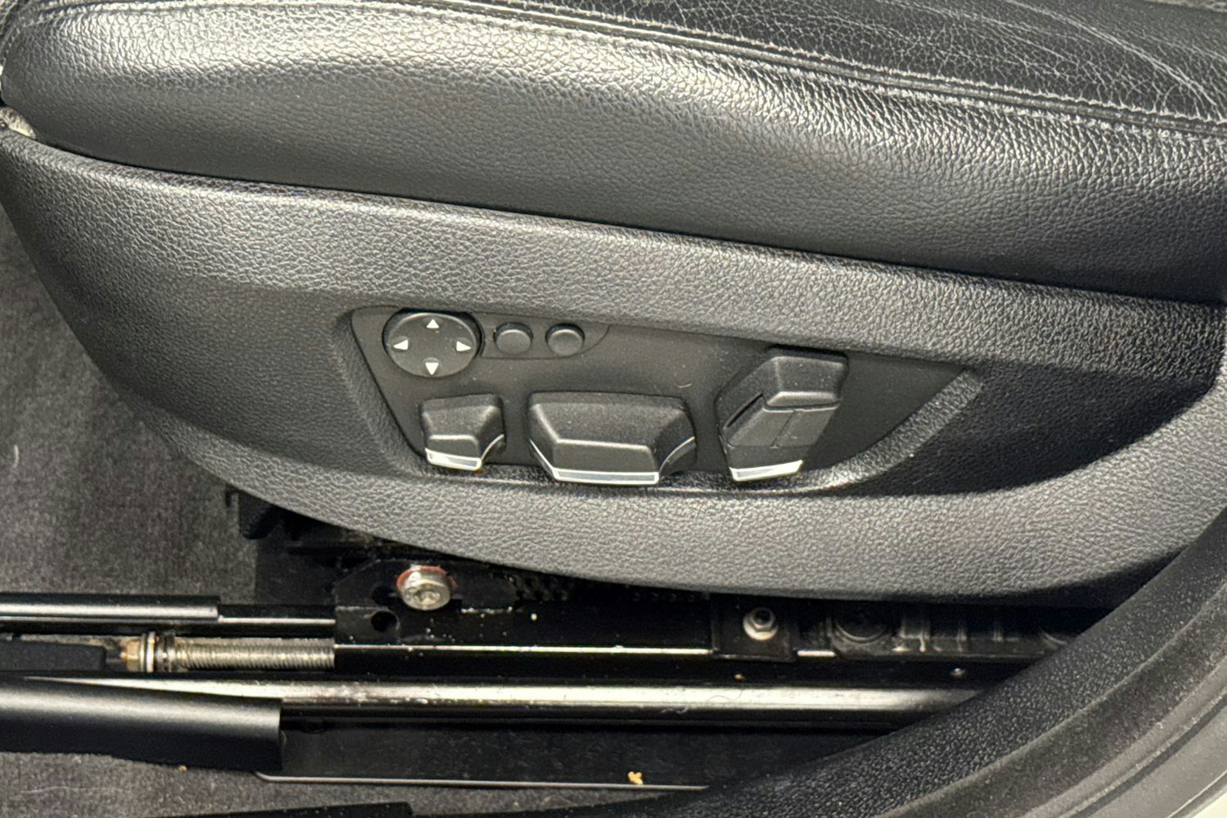 valkoinen BMW 530 2009 kuva 20.