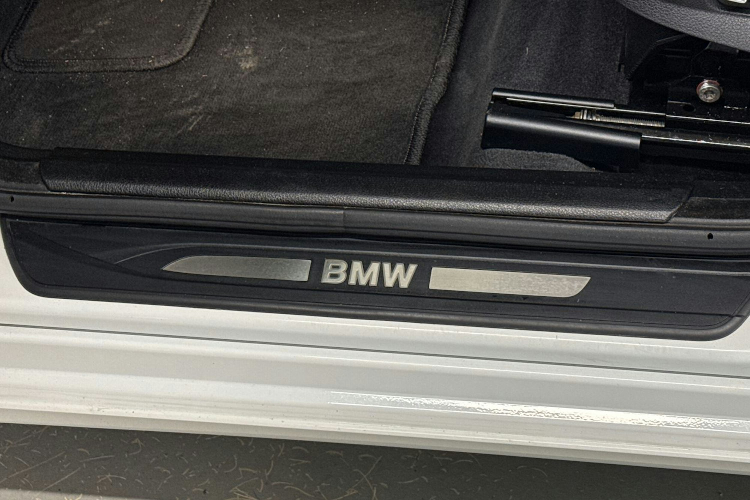 valkoinen BMW 530 2009 kuva 21.