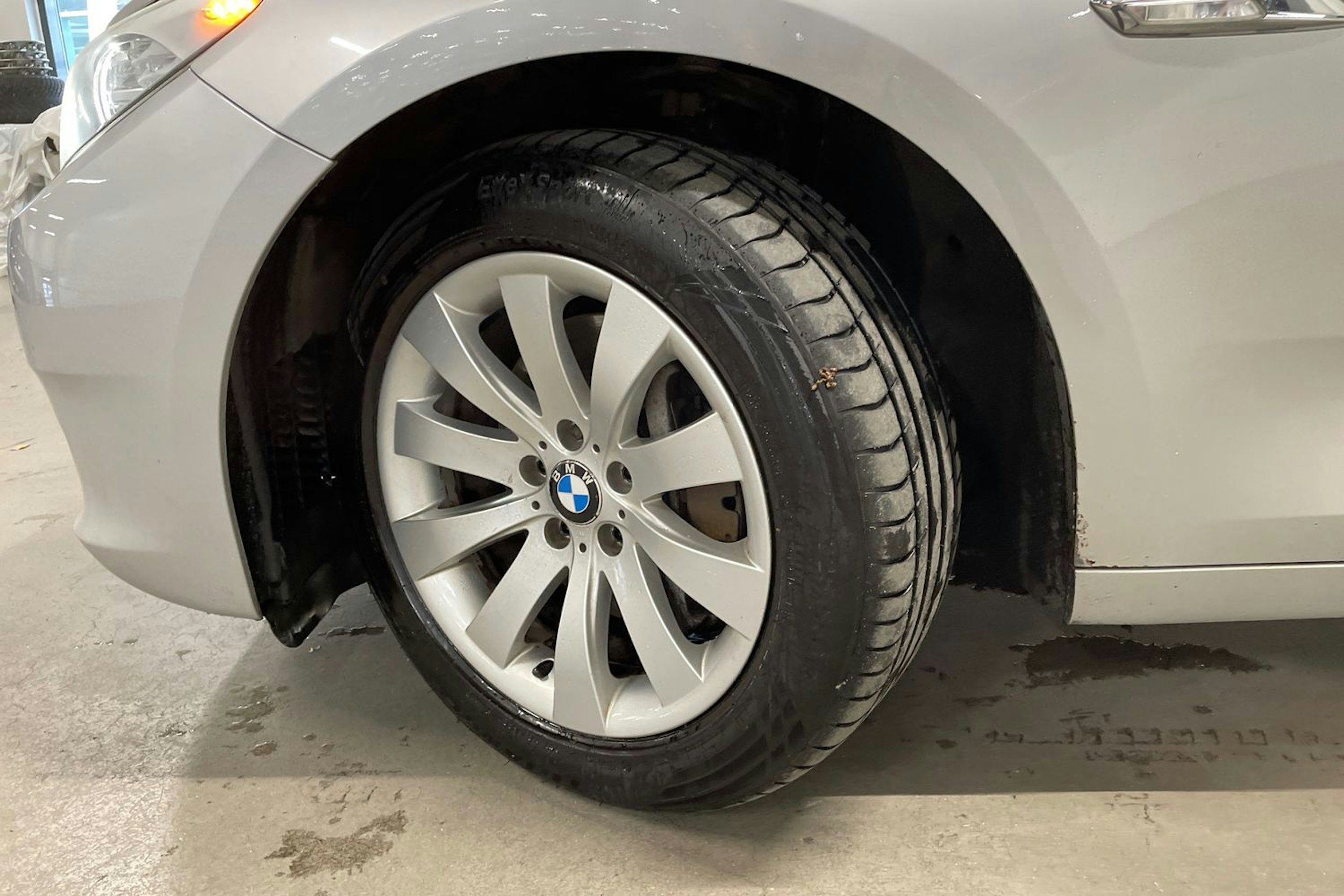 harmaa BMW 530 2009 kuva 13.