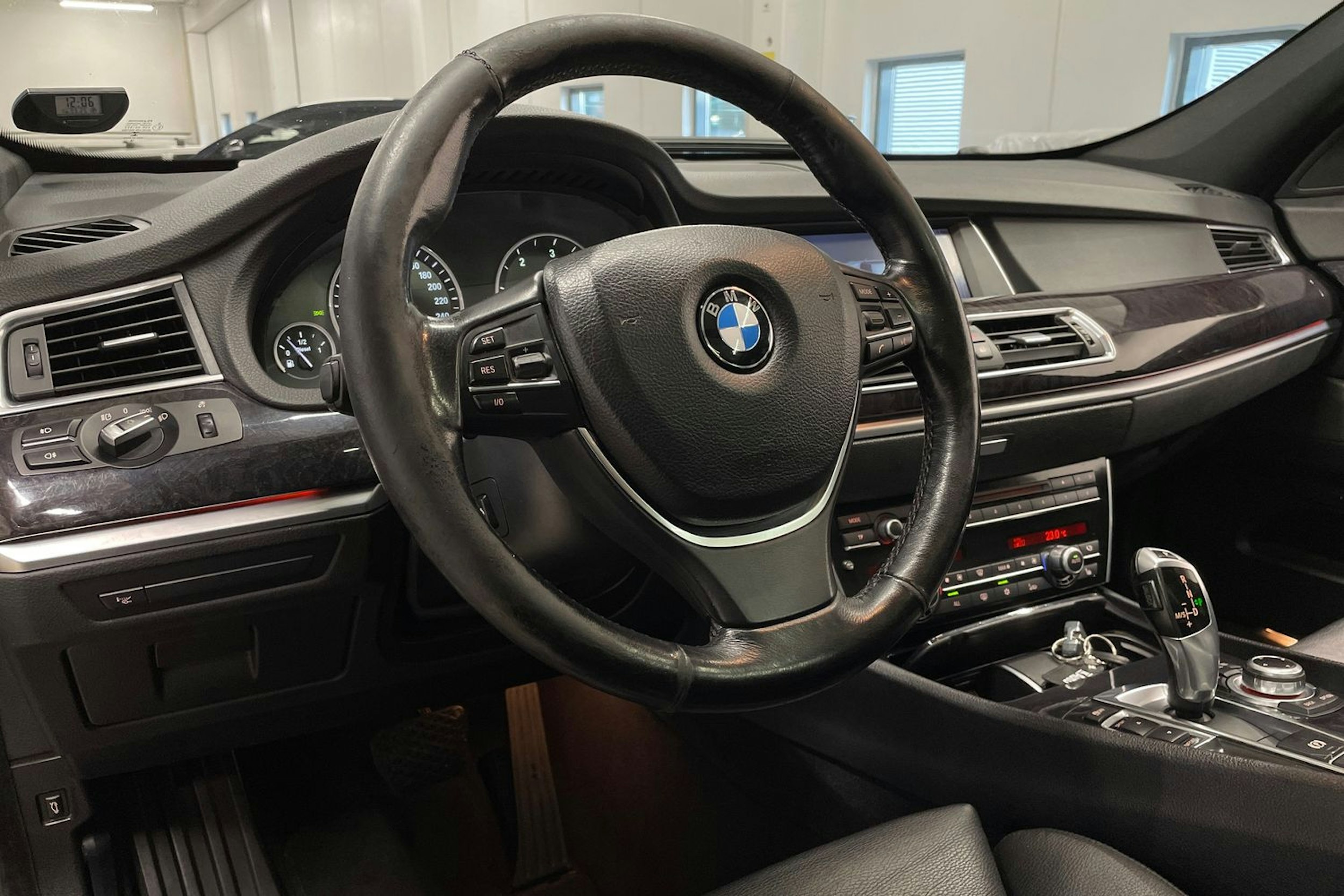 harmaa BMW 530 2009 kuva 24.