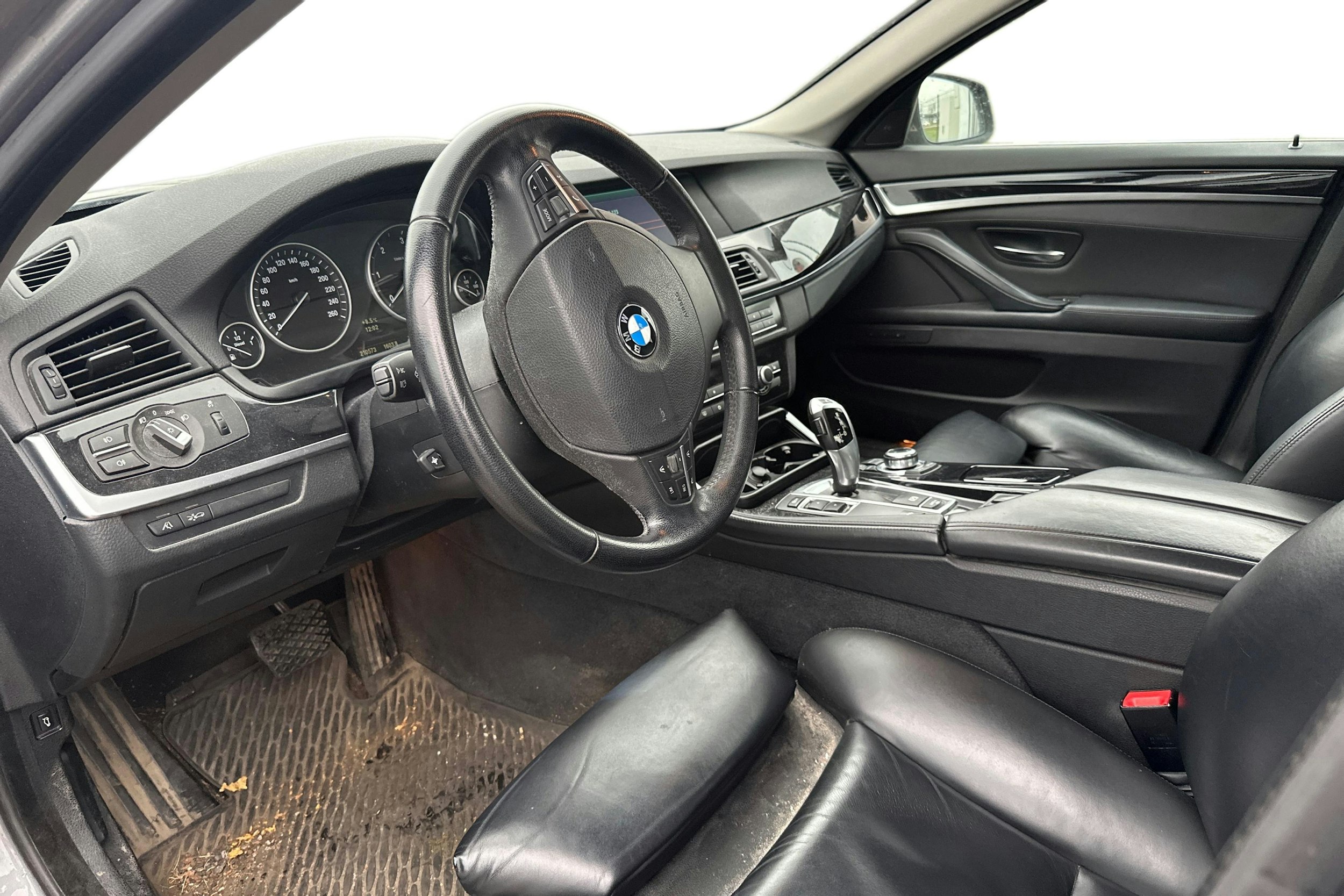 Harmaa BMW 530 2010 kuva 3.