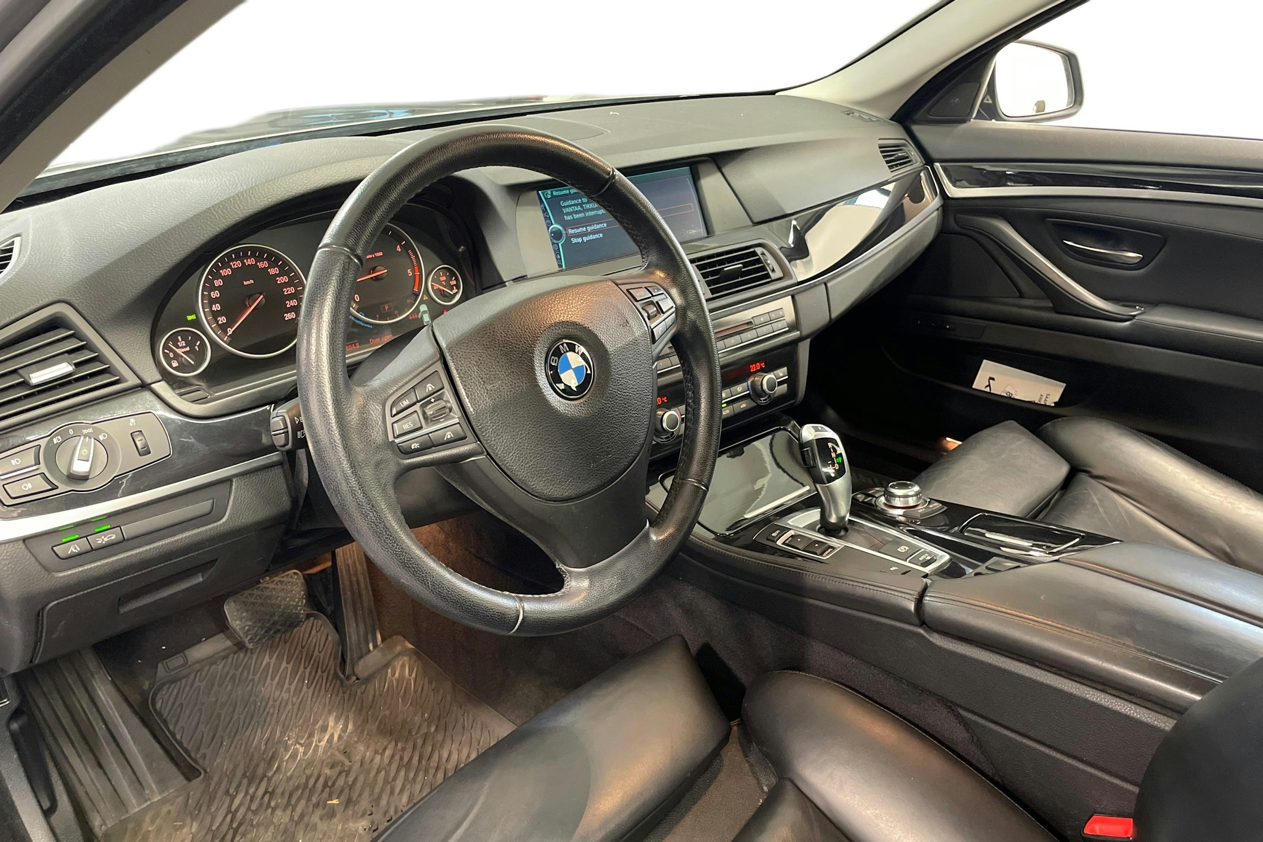 Harmaa BMW 530 2010 kuva 6.