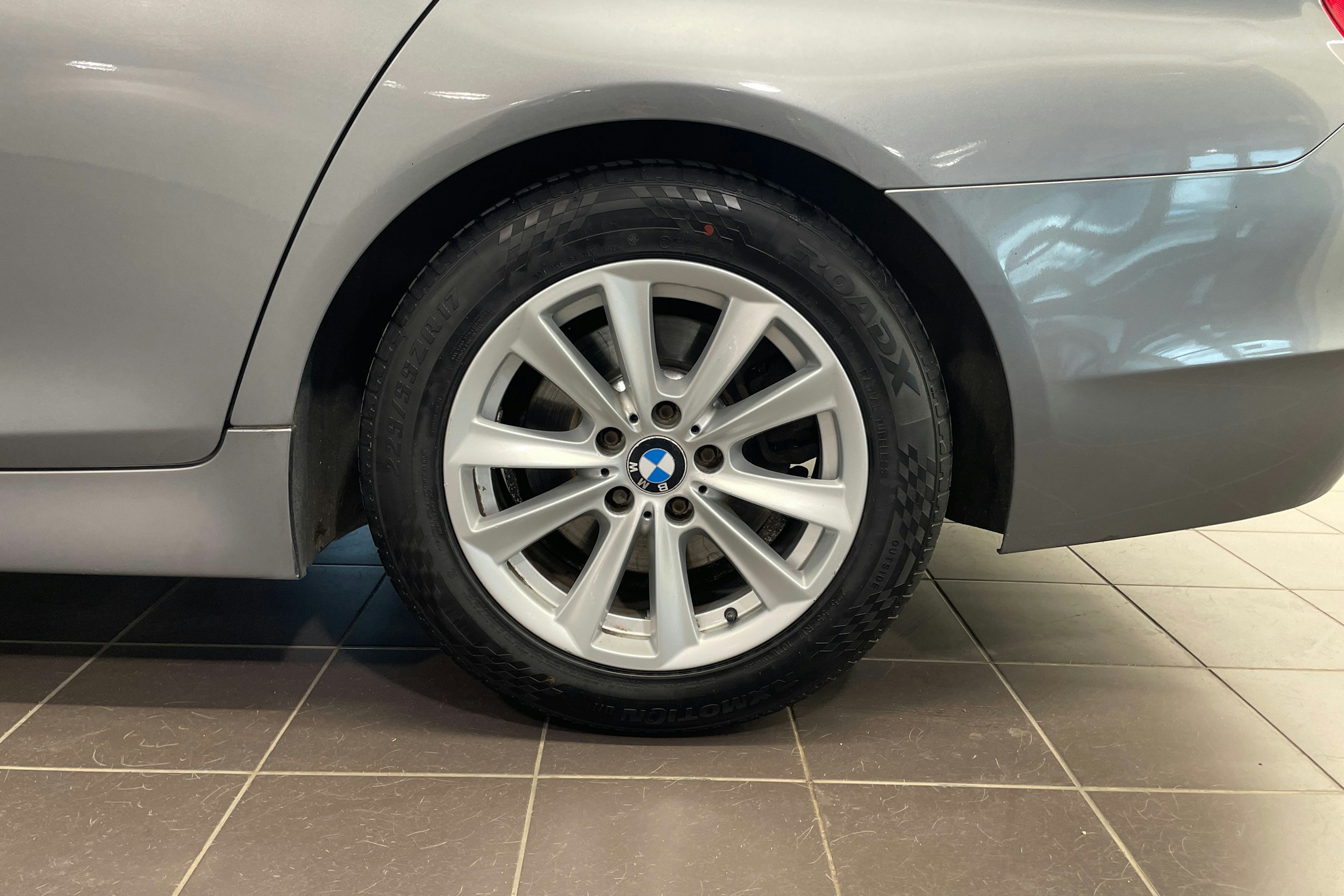 Harmaa BMW 530 2010 kuva 9.