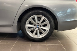 Harmaa BMW 530 2010 kuva 9.