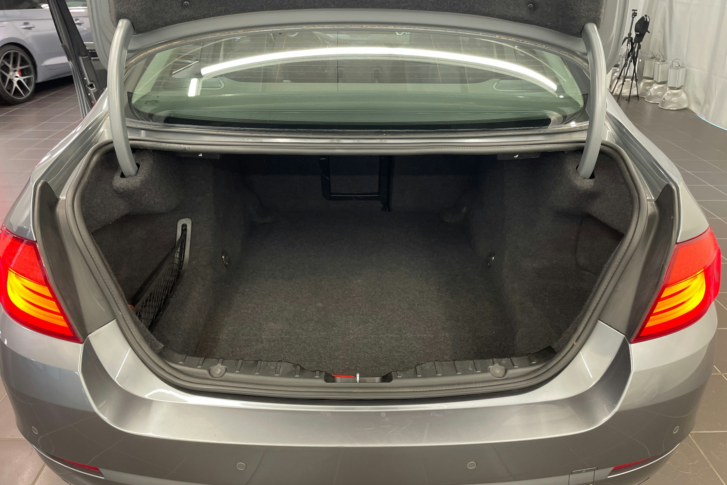 Harmaa BMW 530 2010 kuva 11.