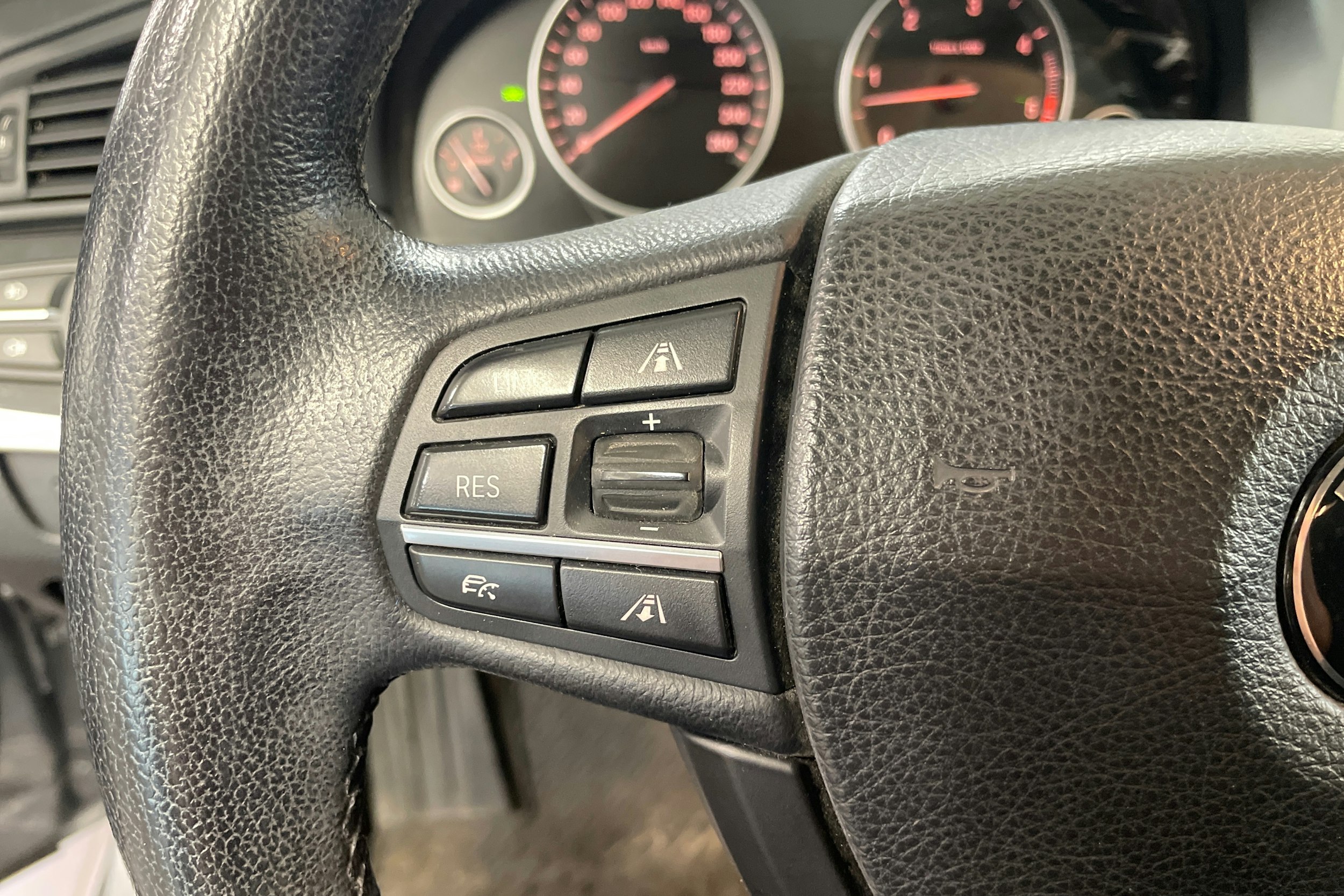 Harmaa BMW 530 2010 kuva 19.