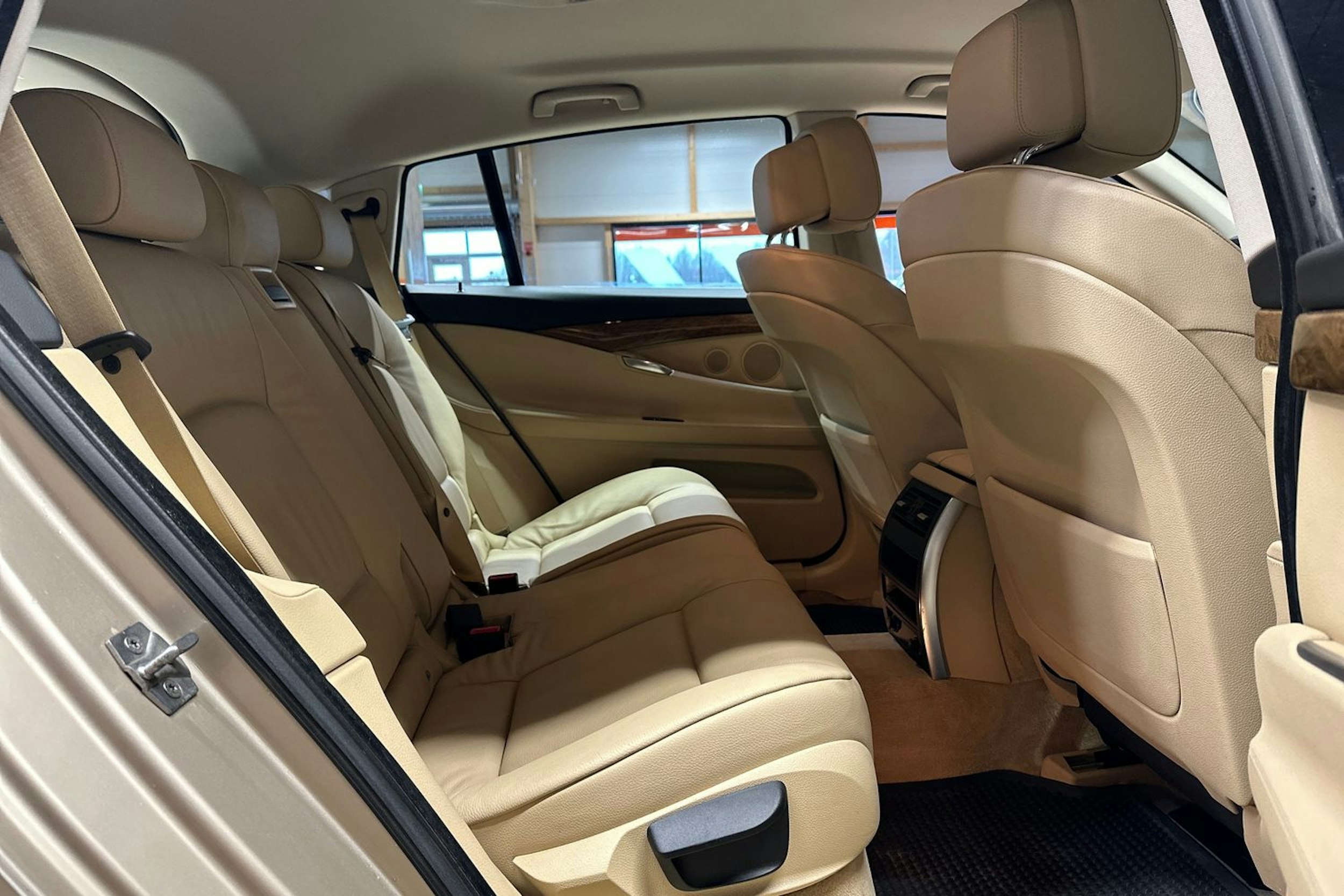 harmaa BMW 530 2010 kuva 11.