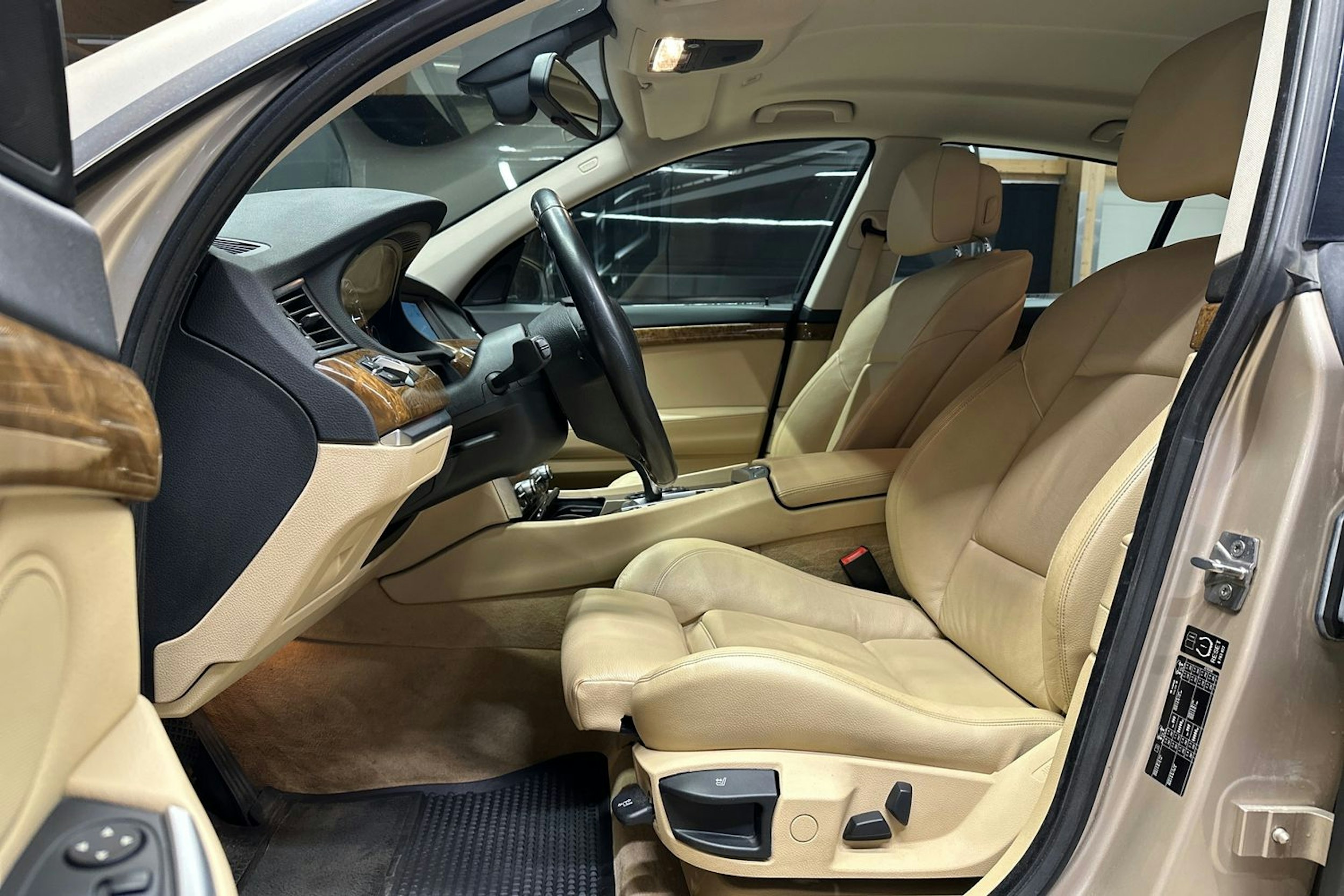 harmaa BMW 530 2010 kuva 12.