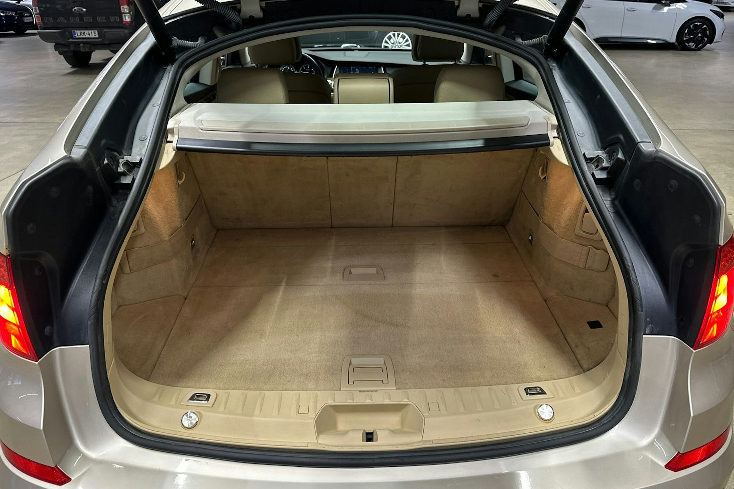 harmaa BMW 530 2010 kuva 25.