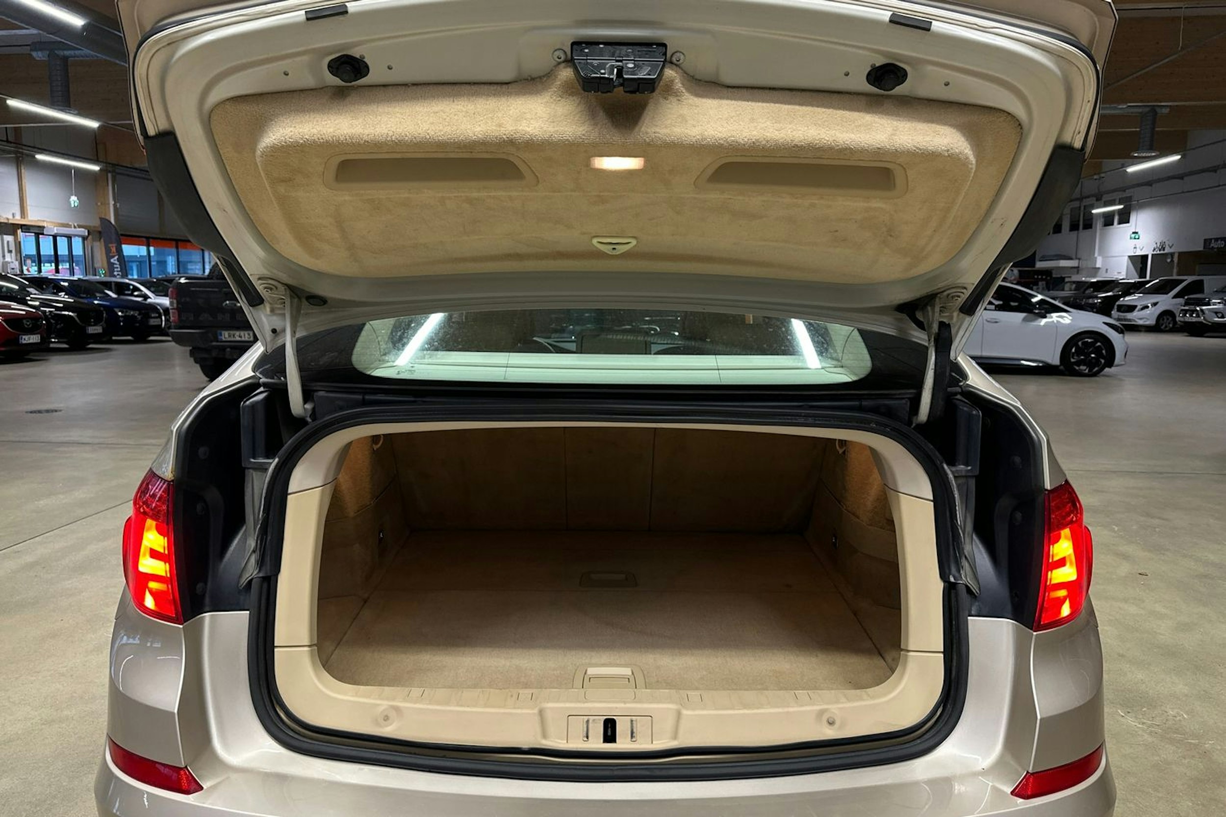 harmaa BMW 530 2010 kuva 27.