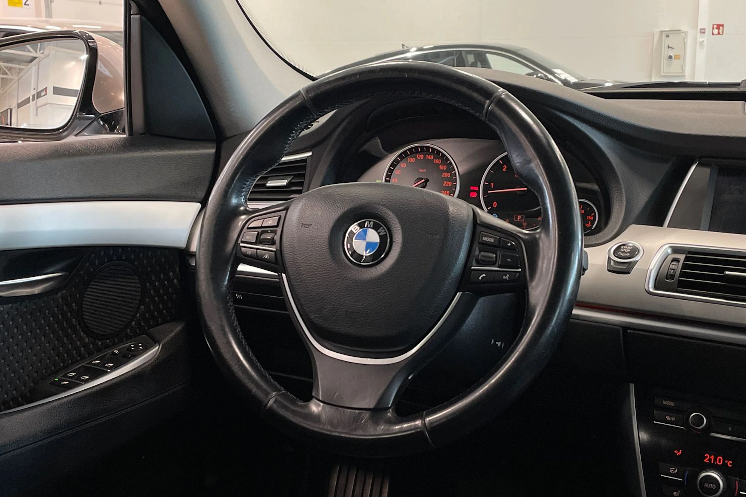 ruskea (beige) BMW 530 2011 kuva 13.