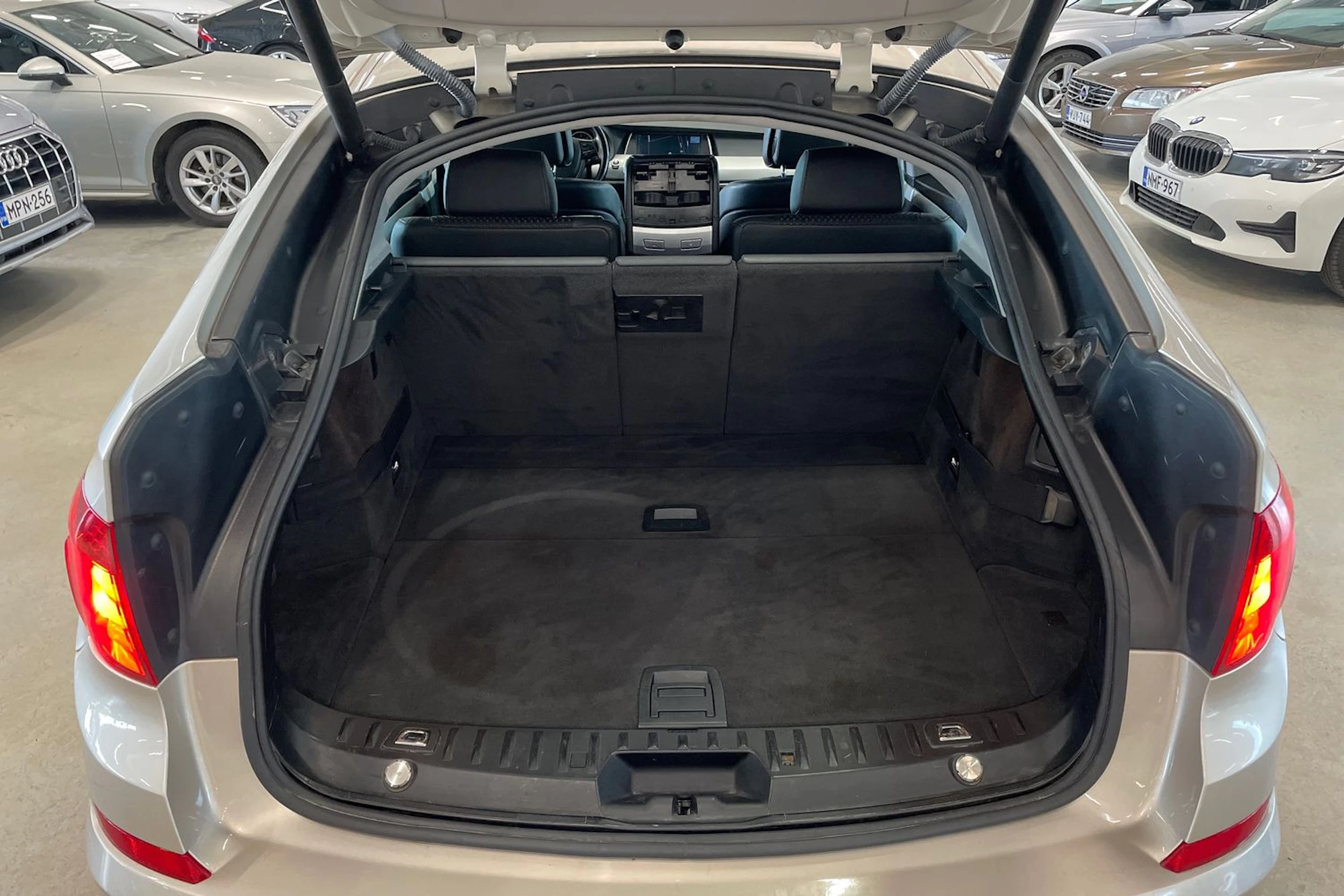 ruskea (beige) BMW 530 2011 kuva 24.
