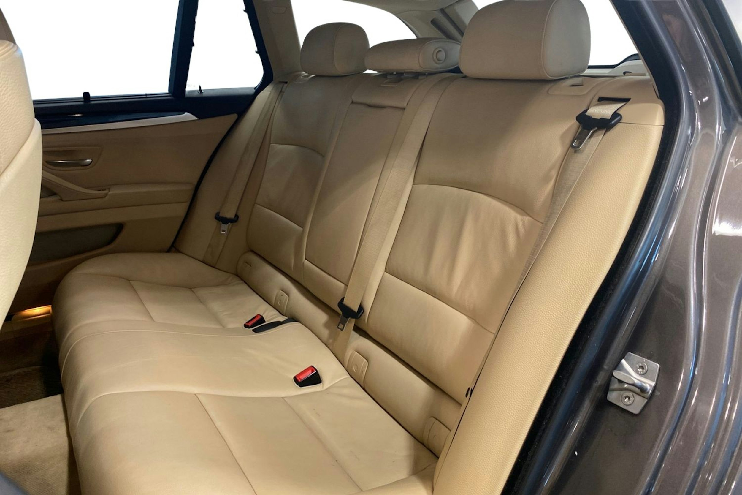 ruskea (beige) BMW 530 2011 kuva 10.