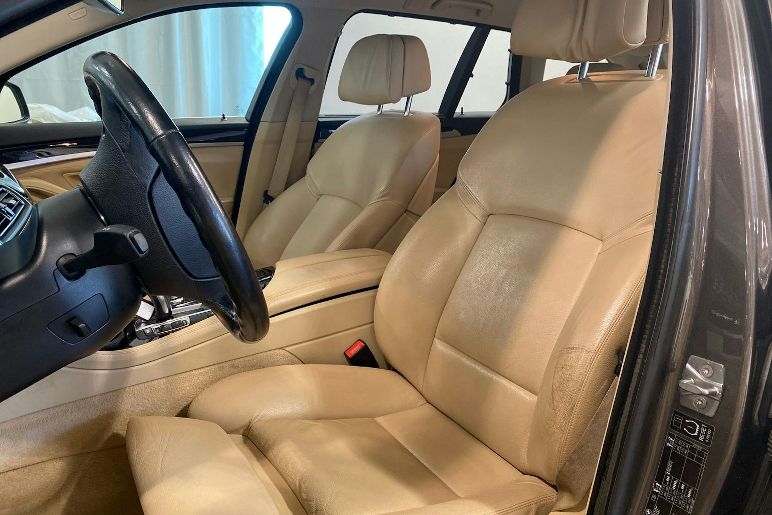 ruskea (beige) BMW 530 2011 kuva 15.