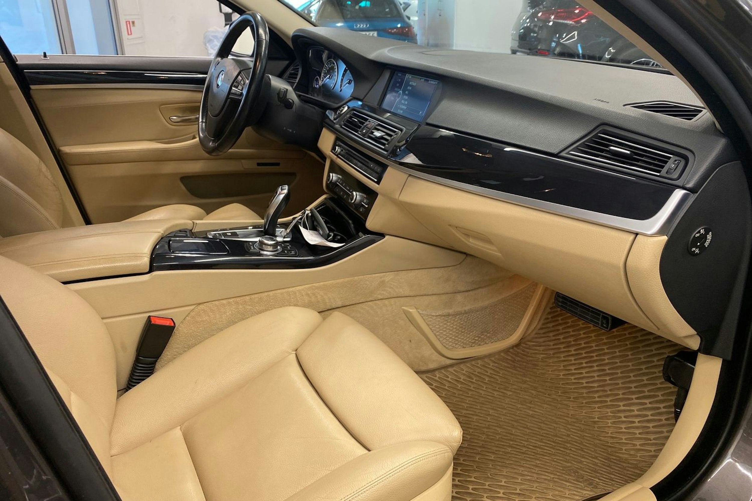 ruskea (beige) BMW 530 2011 kuva 16.