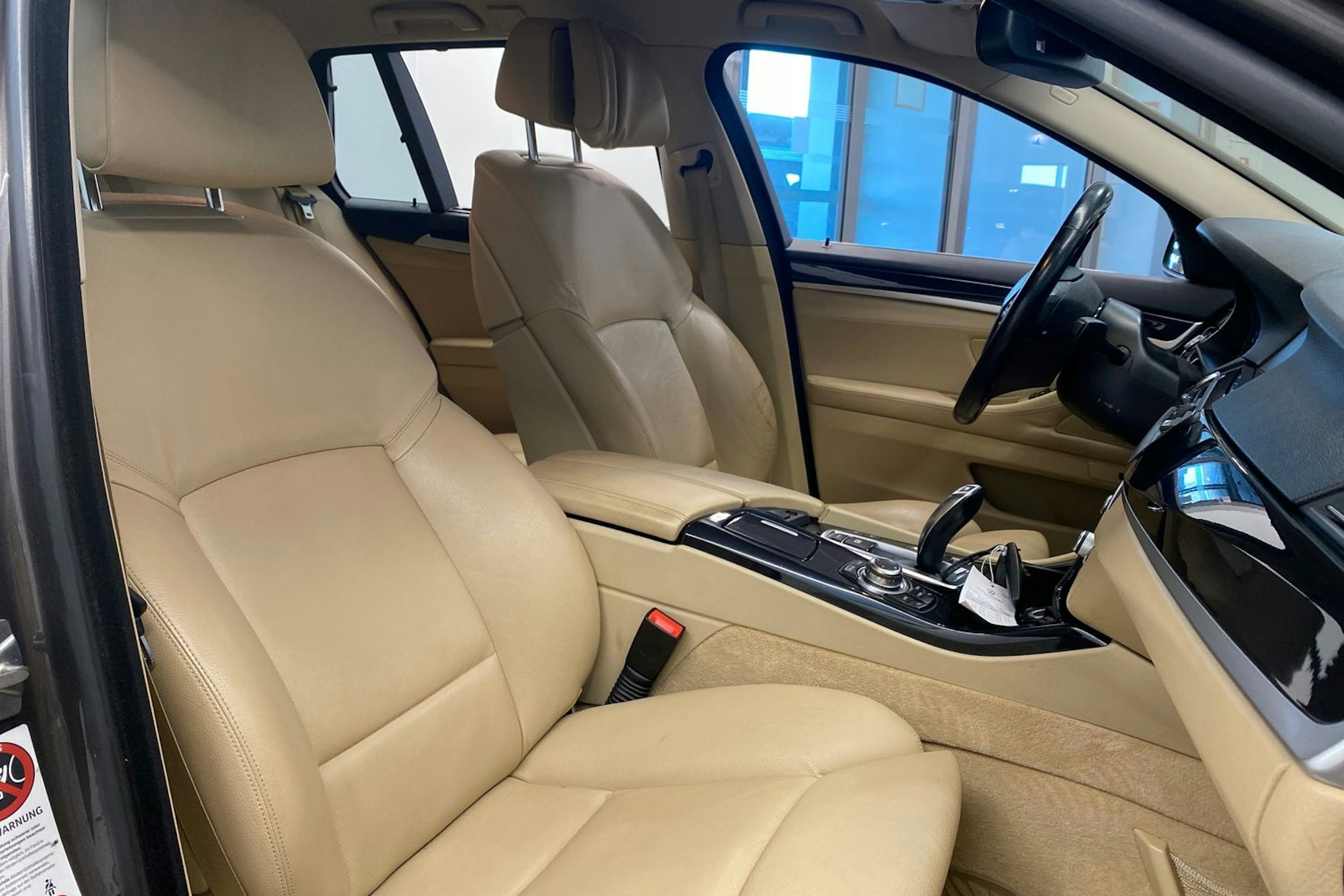 ruskea (beige) BMW 530 2011 kuva 17.