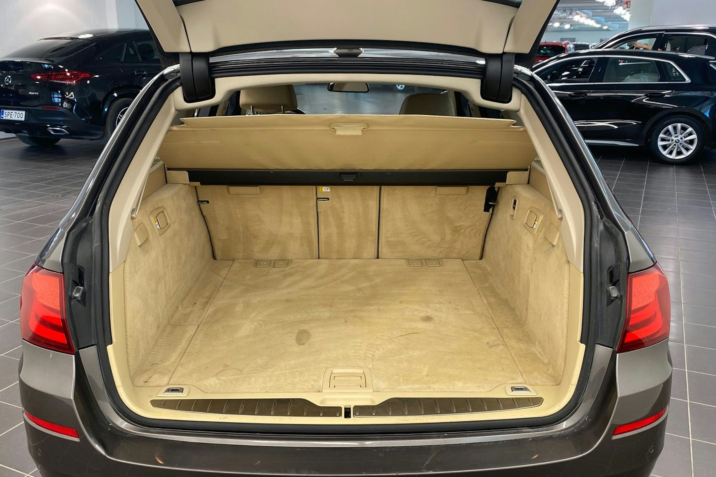 ruskea (beige) BMW 530 2011 kuva 18.