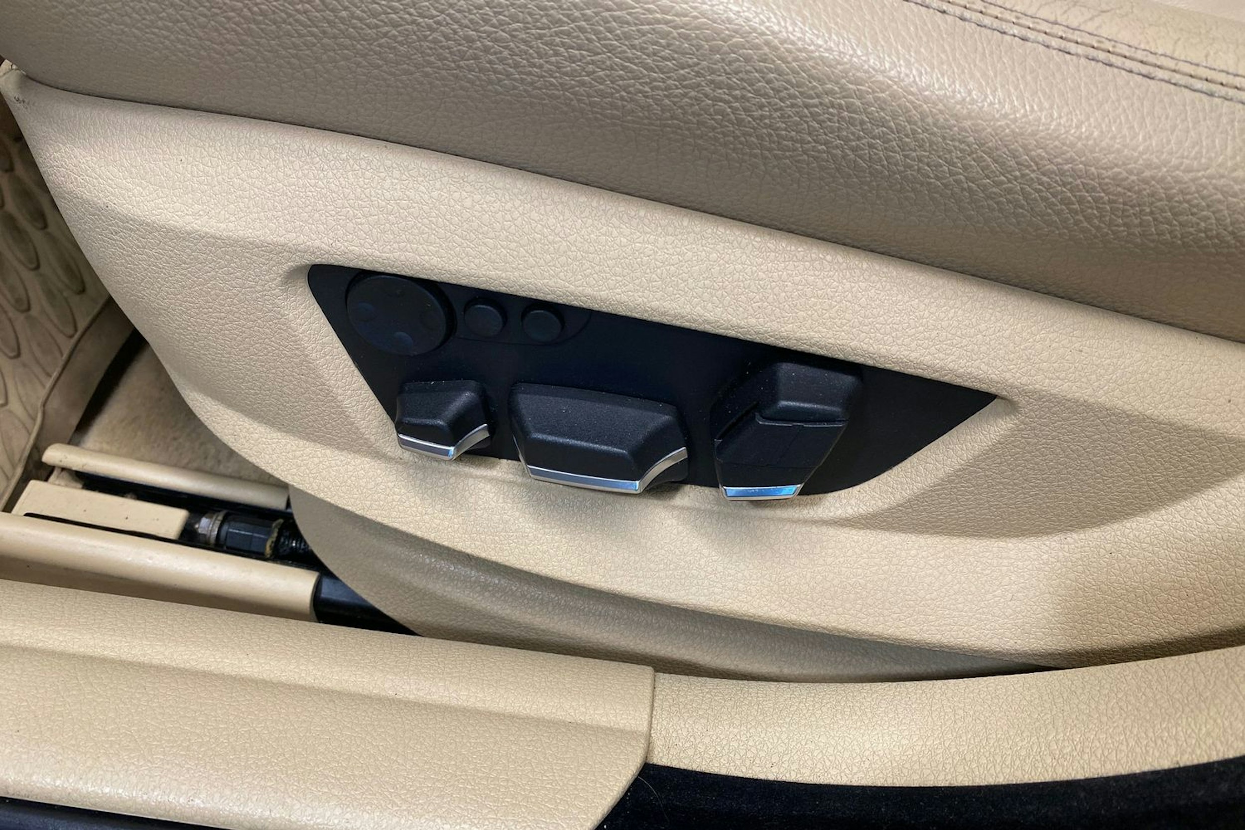 ruskea (beige) BMW 530 2011 kuva 20.