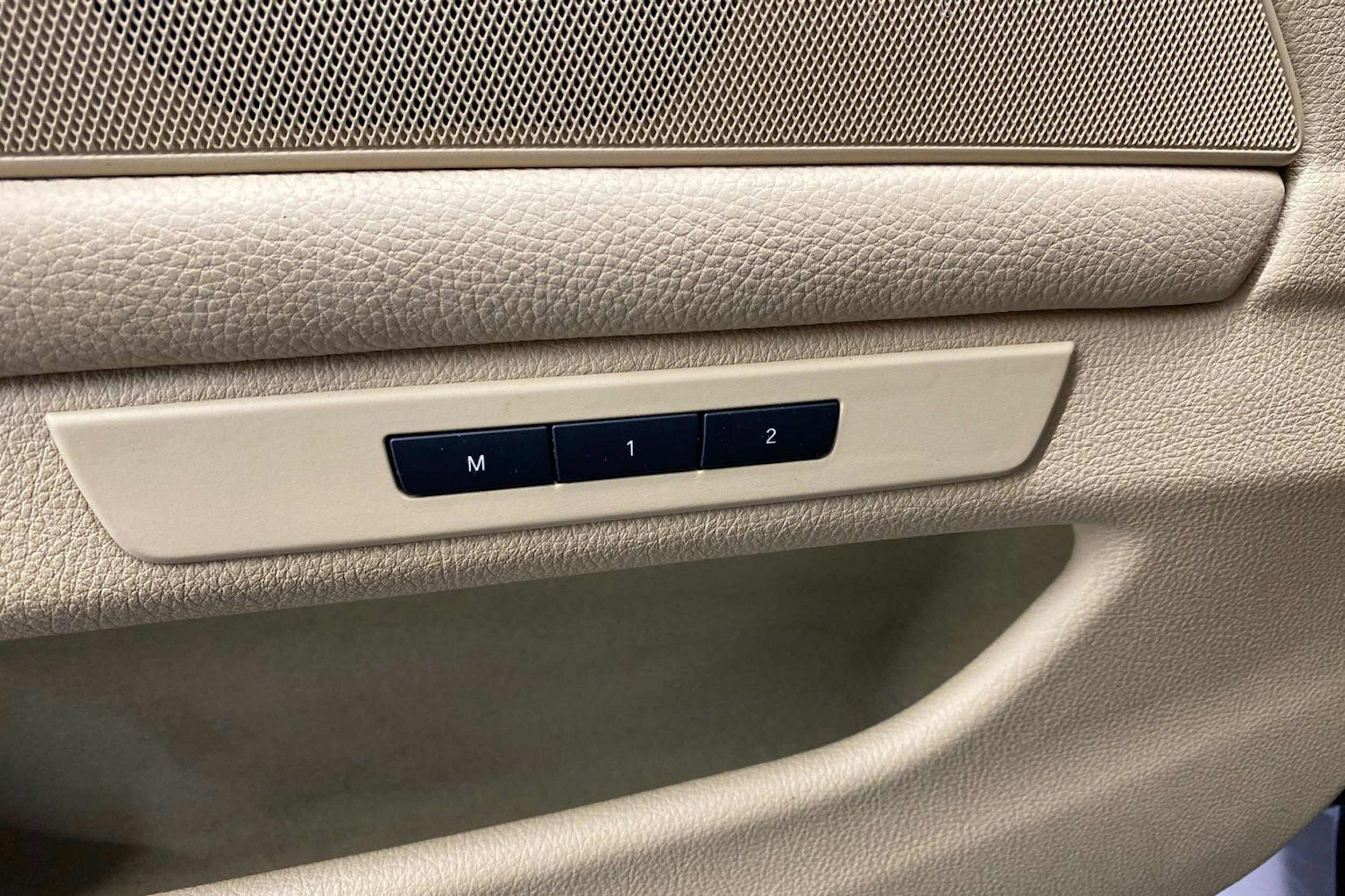 ruskea (beige) BMW 530 2011 kuva 21.