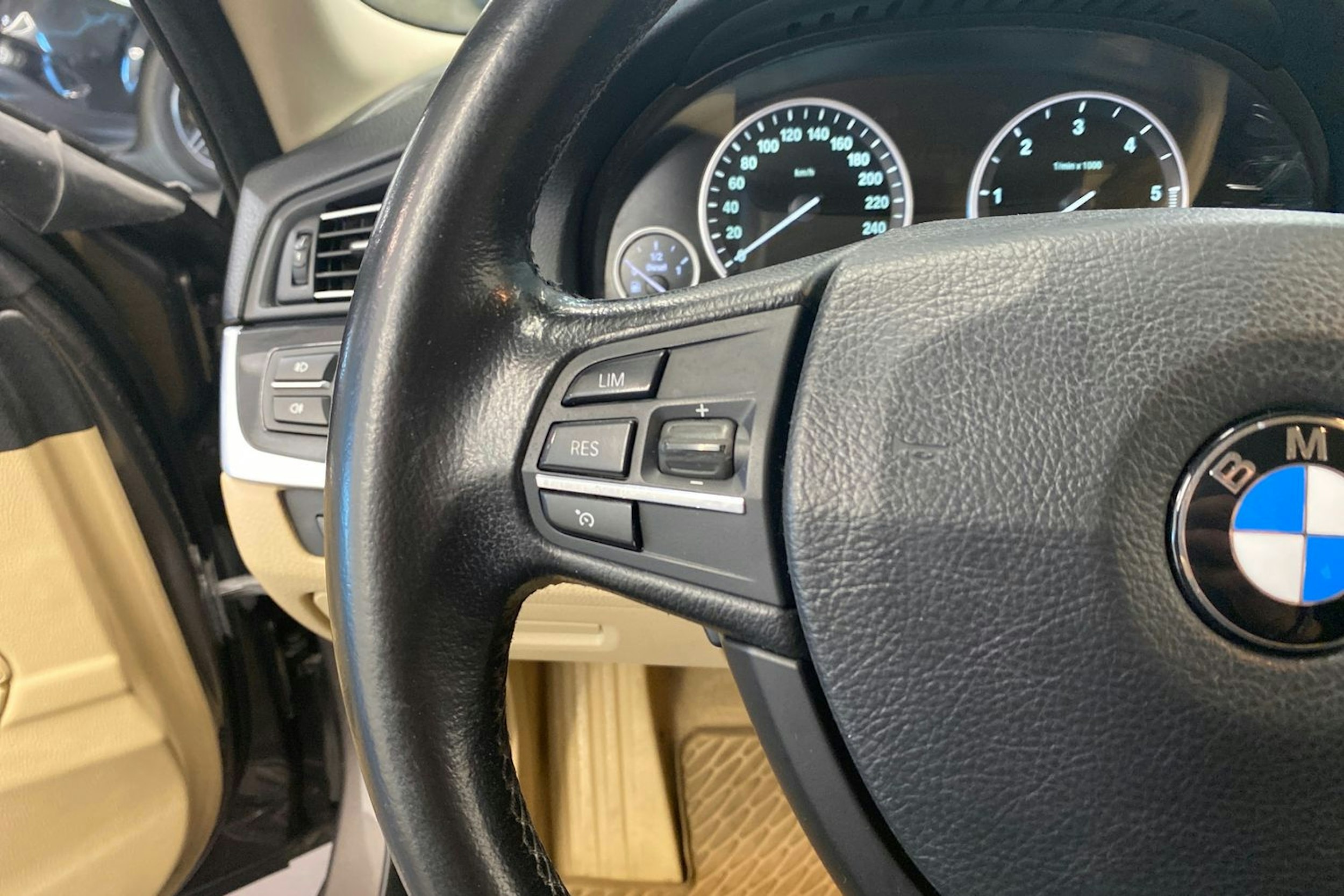 ruskea (beige) BMW 530 2011 kuva 22.