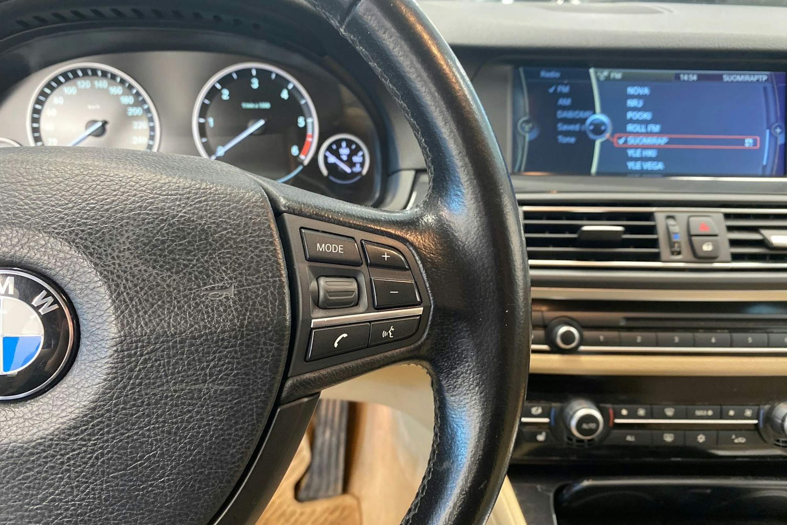 ruskea (beige) BMW 530 2011 kuva 23.