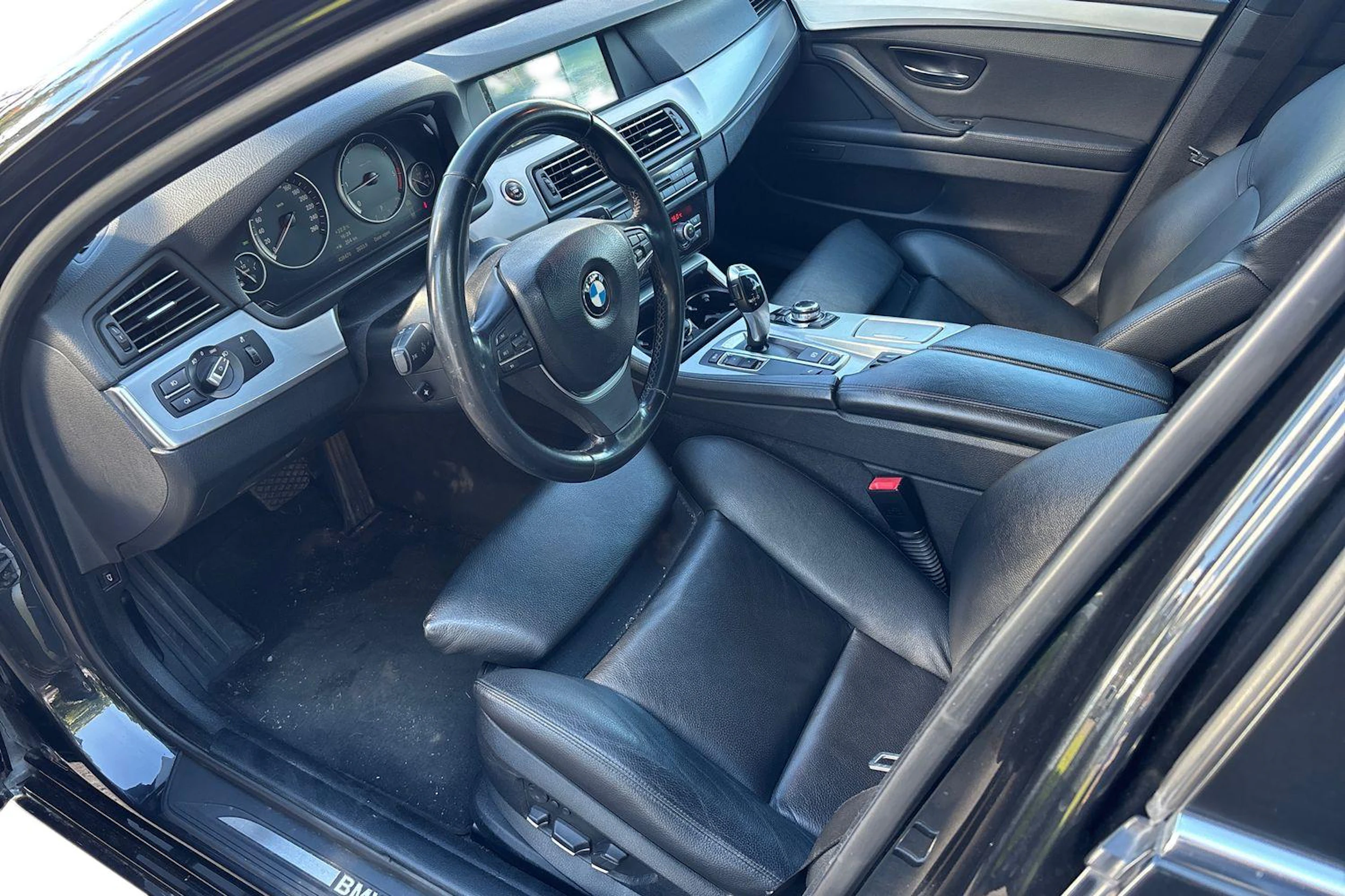 musta BMW 530 2011 kuva 6.