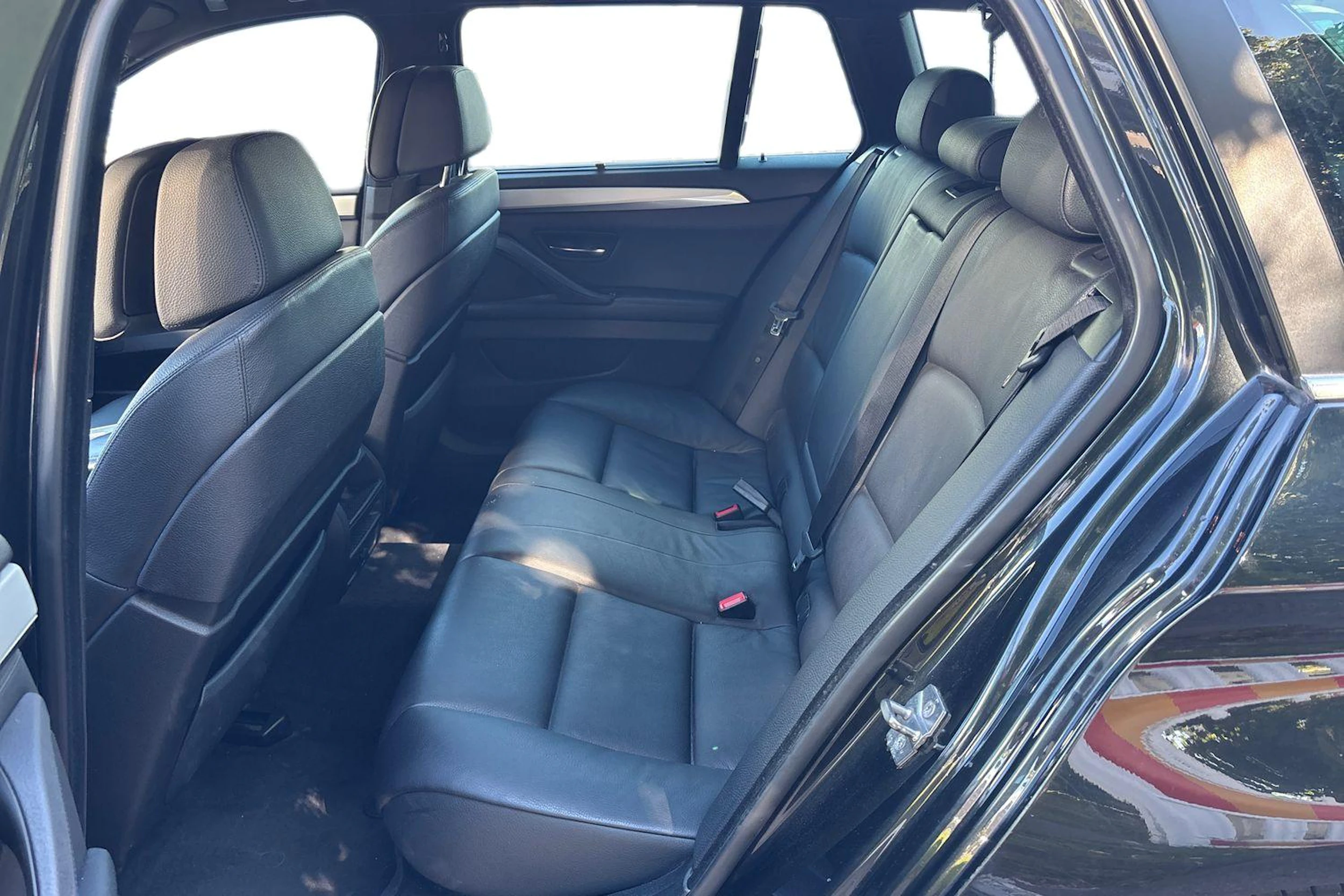 musta BMW 530 2011 kuva 8.
