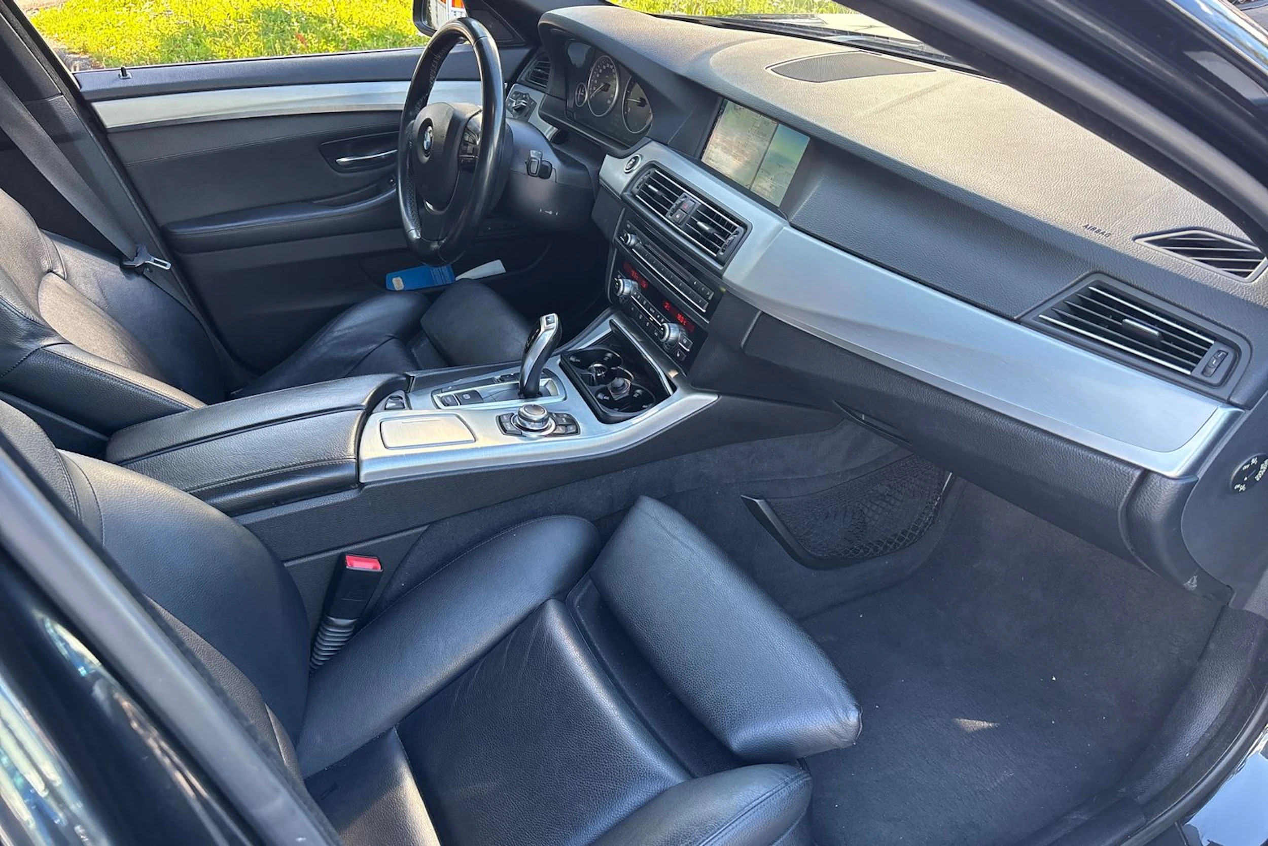 musta BMW 530 2011 kuva 13.