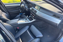 musta BMW 530 2011 kuva 13.