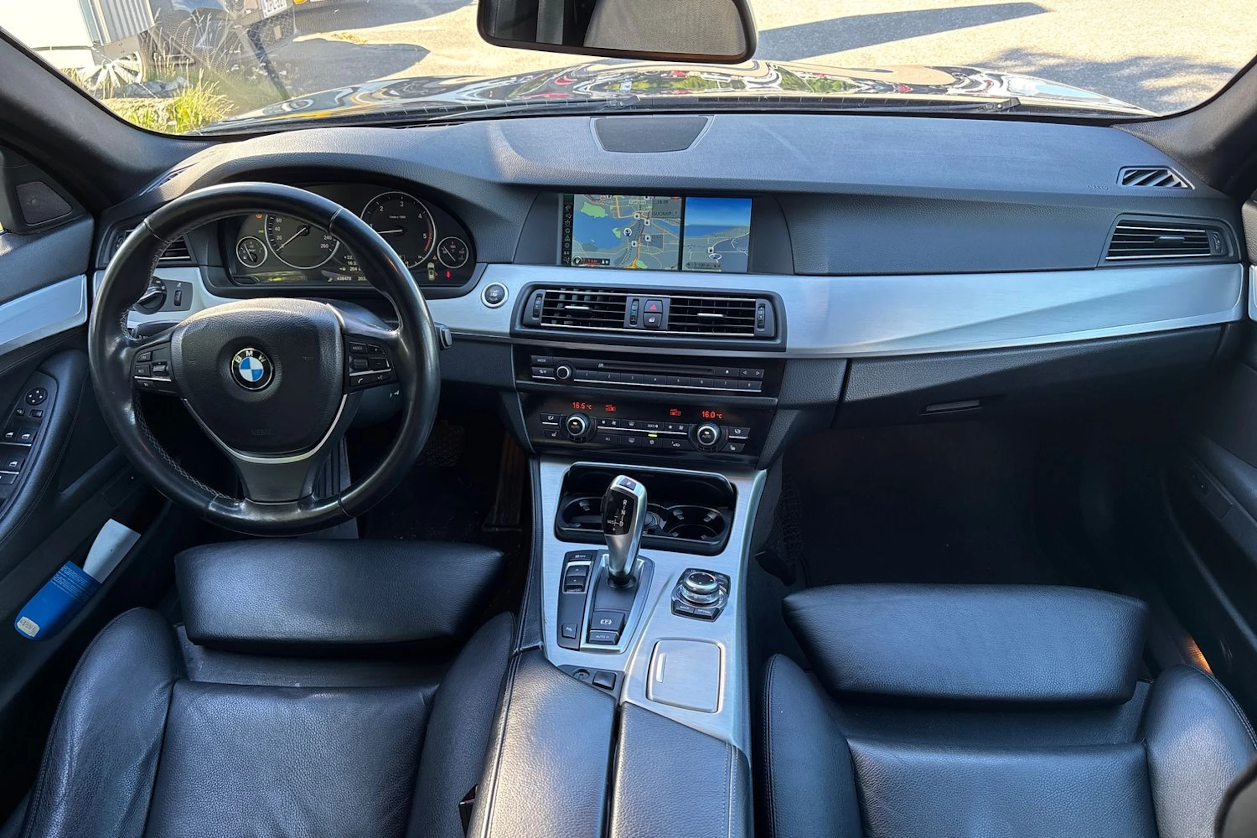 musta BMW 530 2011 kuva 14.