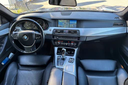 musta BMW 530 2011 kuva 14.