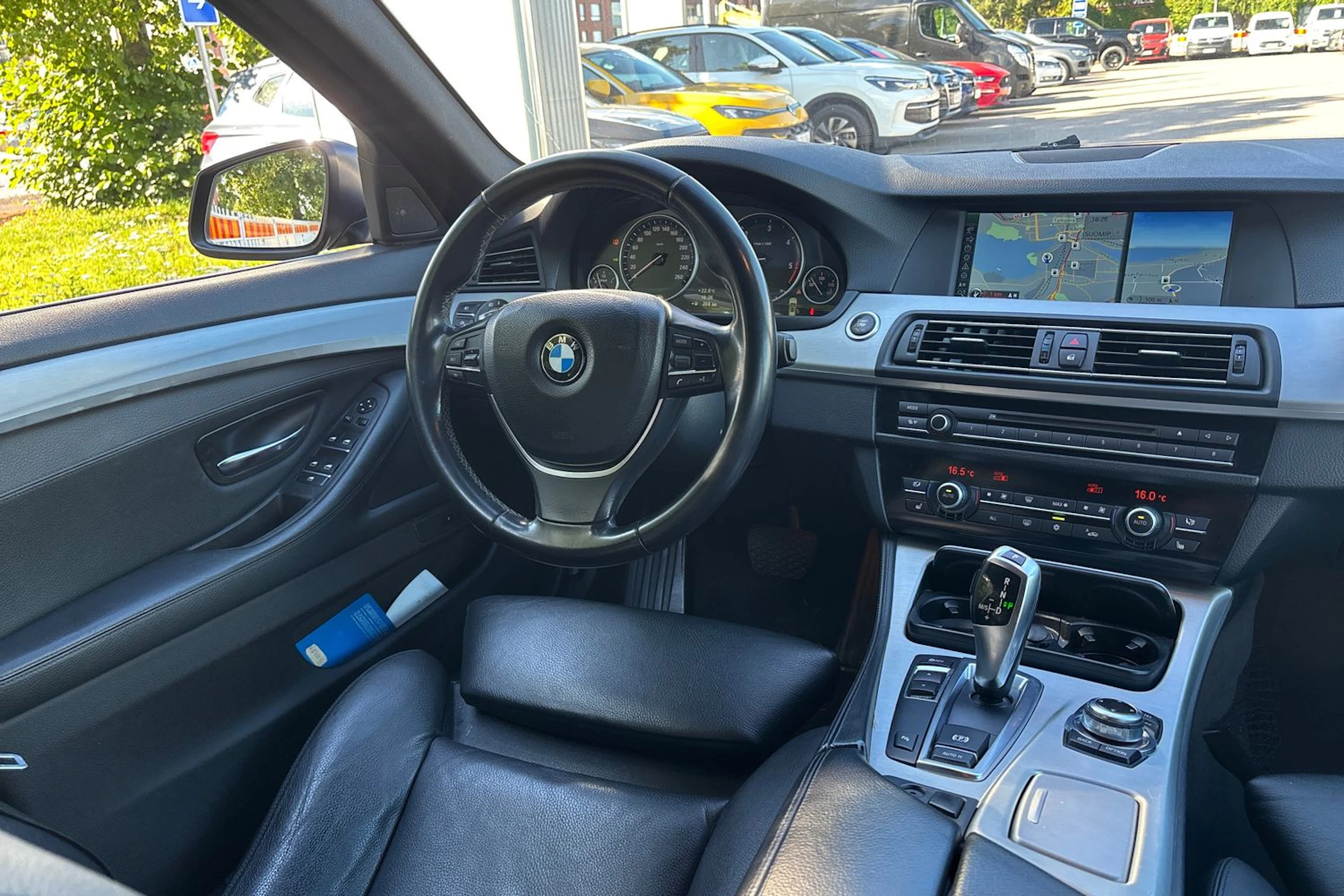 musta BMW 530 2011 kuva 15.
