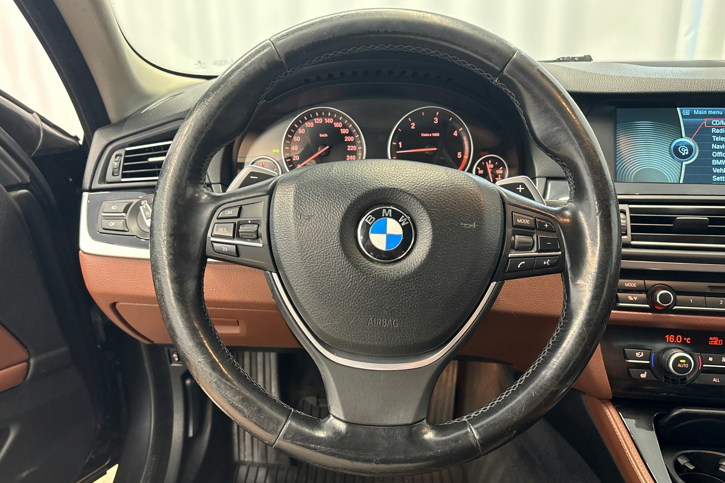 harmaa BMW 530 2011 kuva 16.