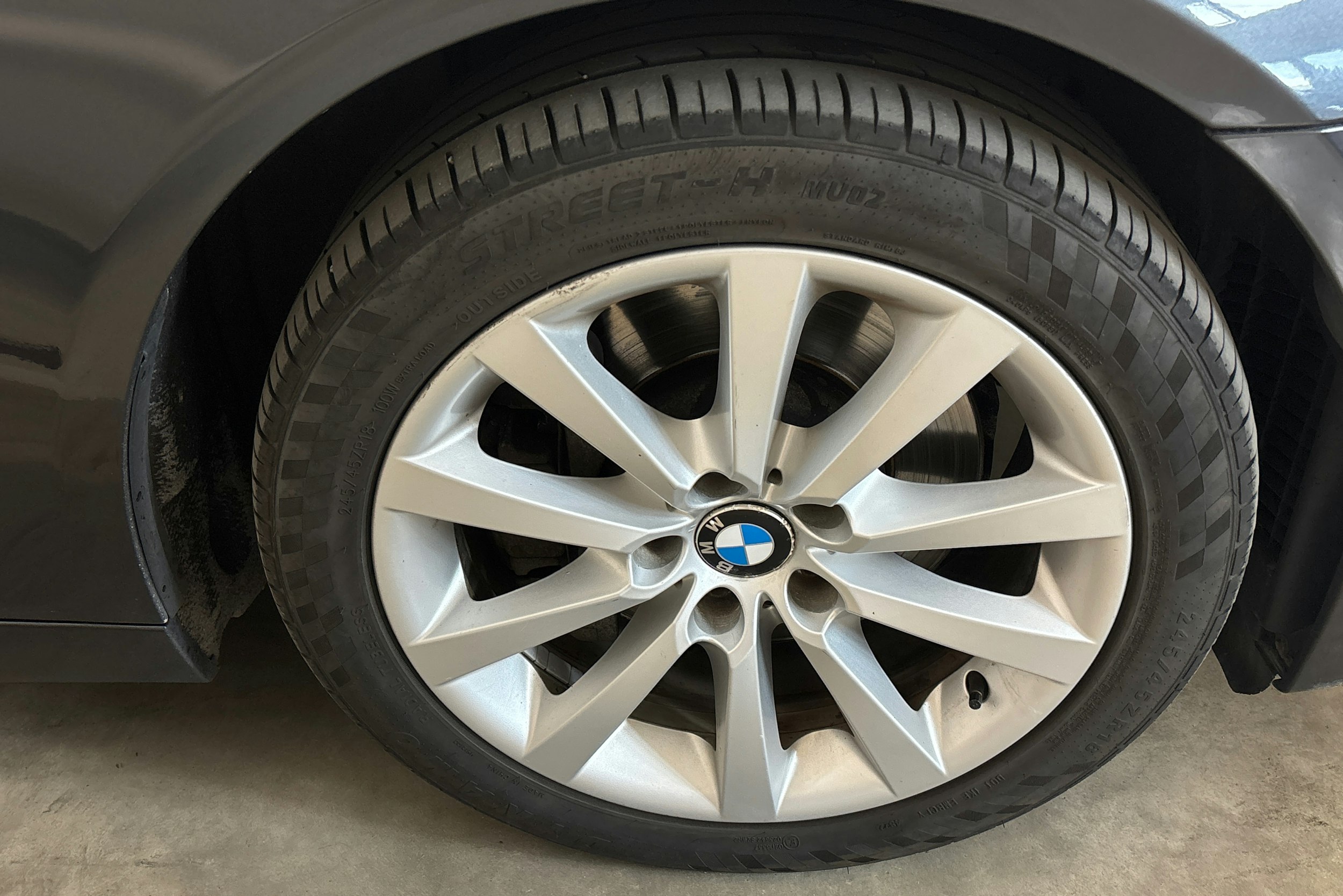 harmaa BMW 530 2011 kuva 34.