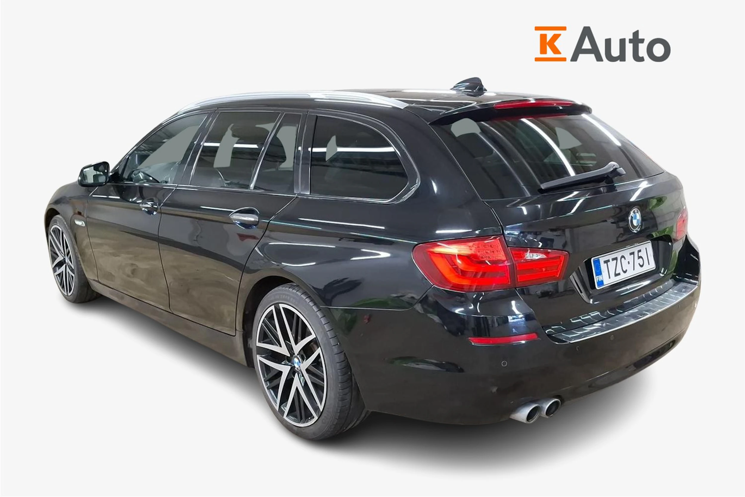 musta BMW 530 2011 kuva 2.