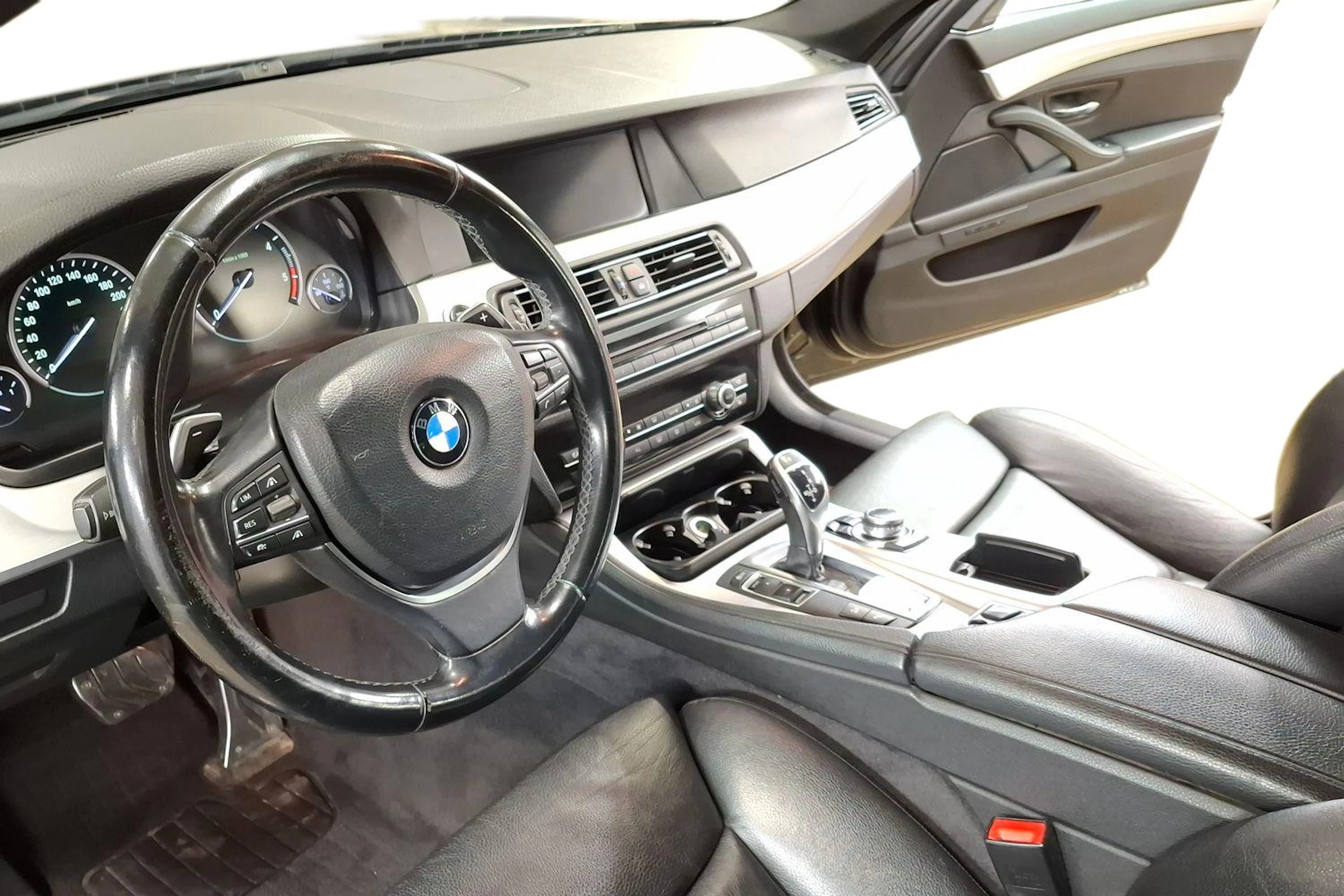 musta BMW 530 2011 kuva 3.