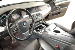 musta BMW 530 2011 kuva 3.