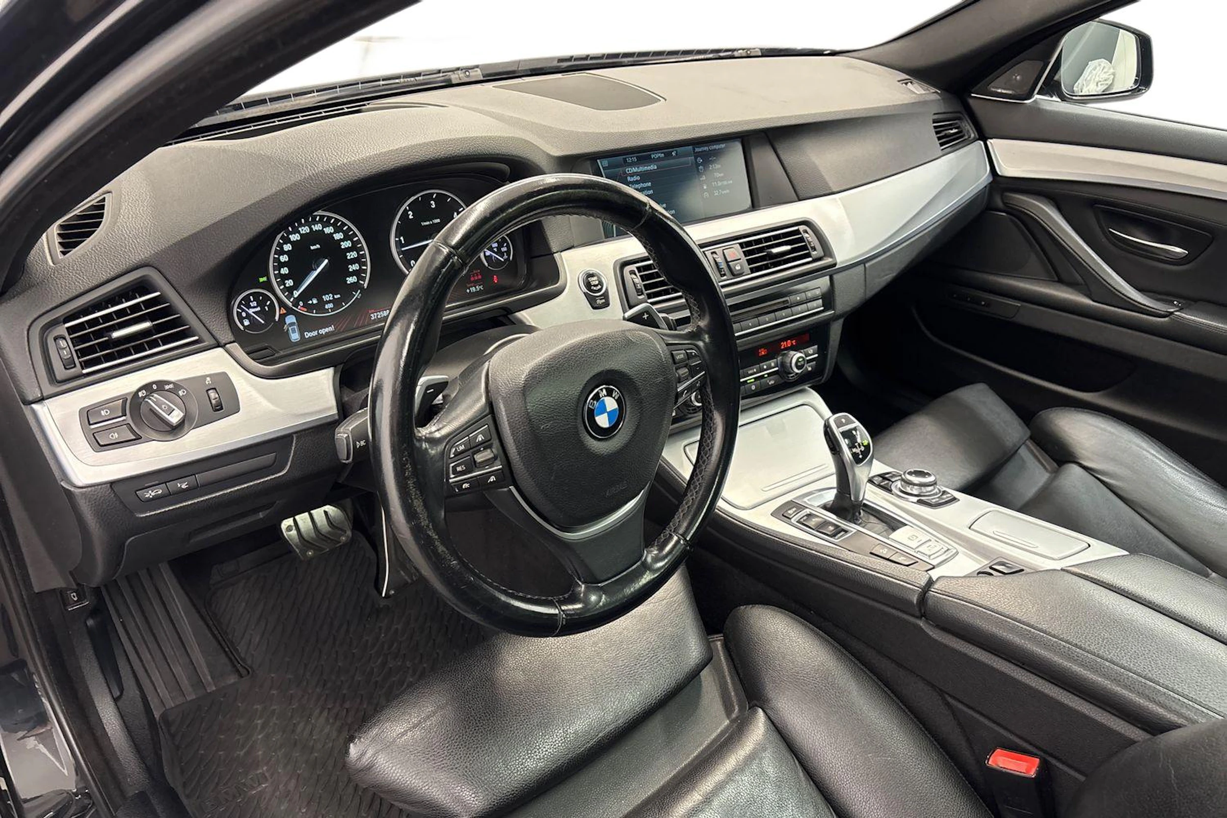 musta BMW 530 2011 kuva 6.