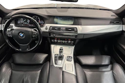 musta BMW 530 2011 kuva 7.