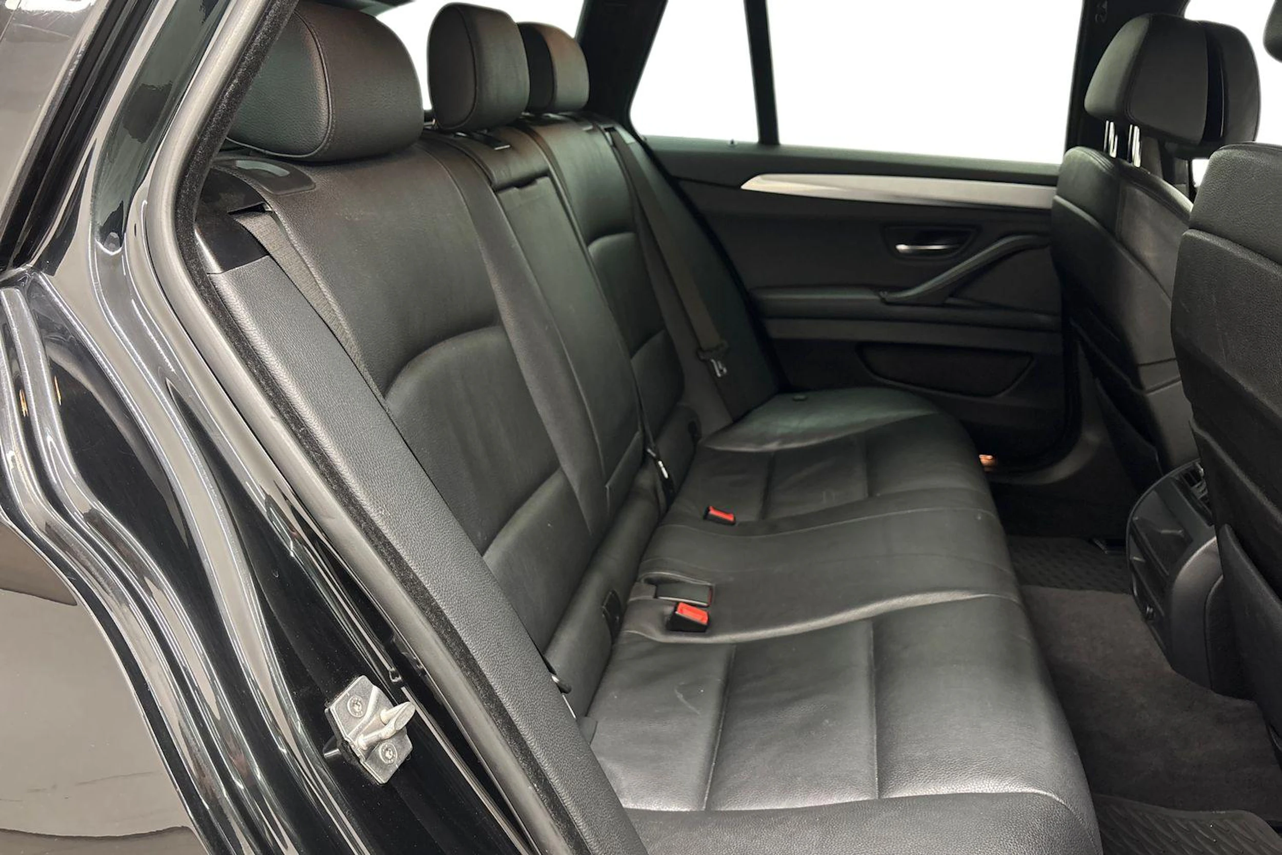musta BMW 530 2011 kuva 8.