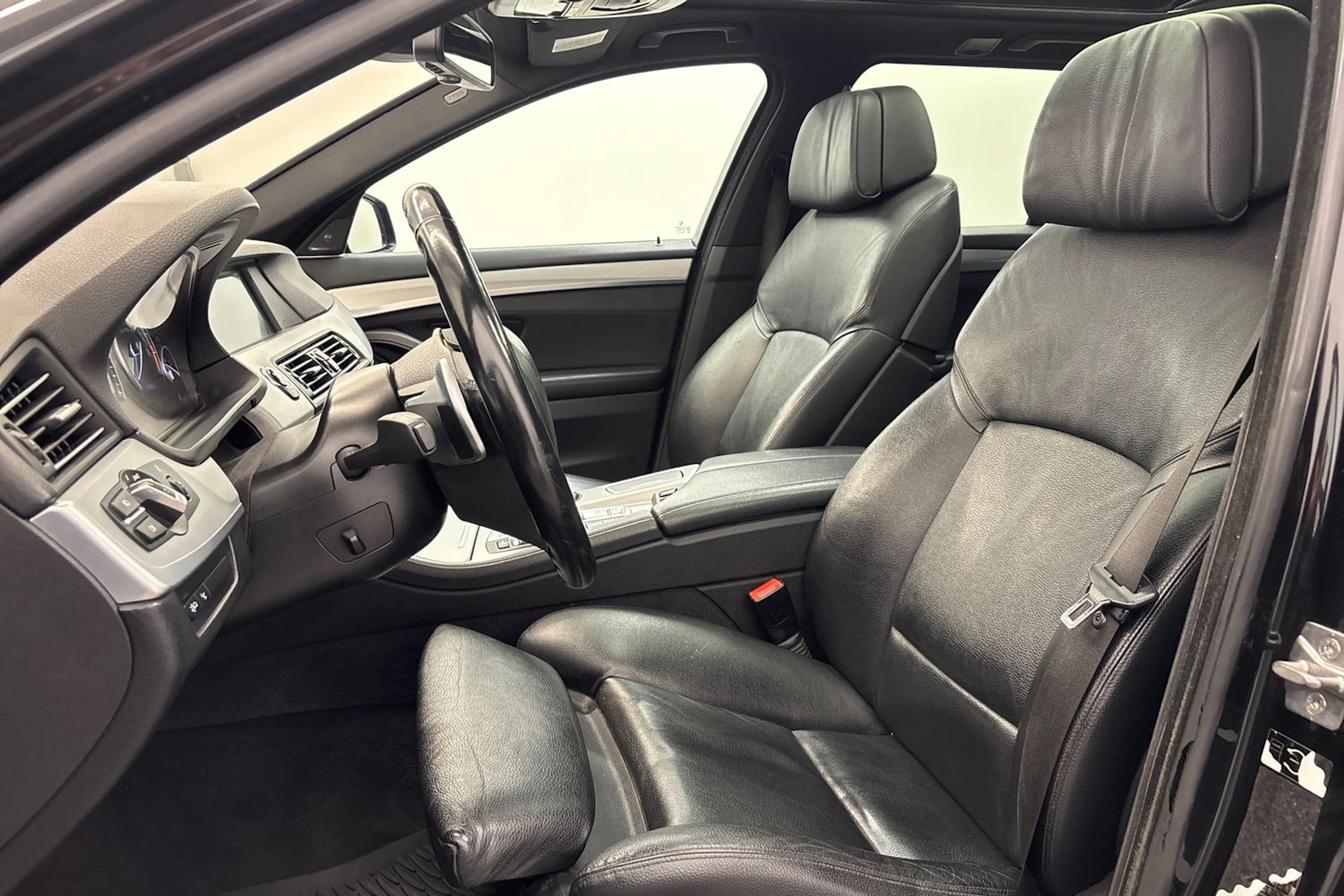 musta BMW 530 2011 kuva 11.