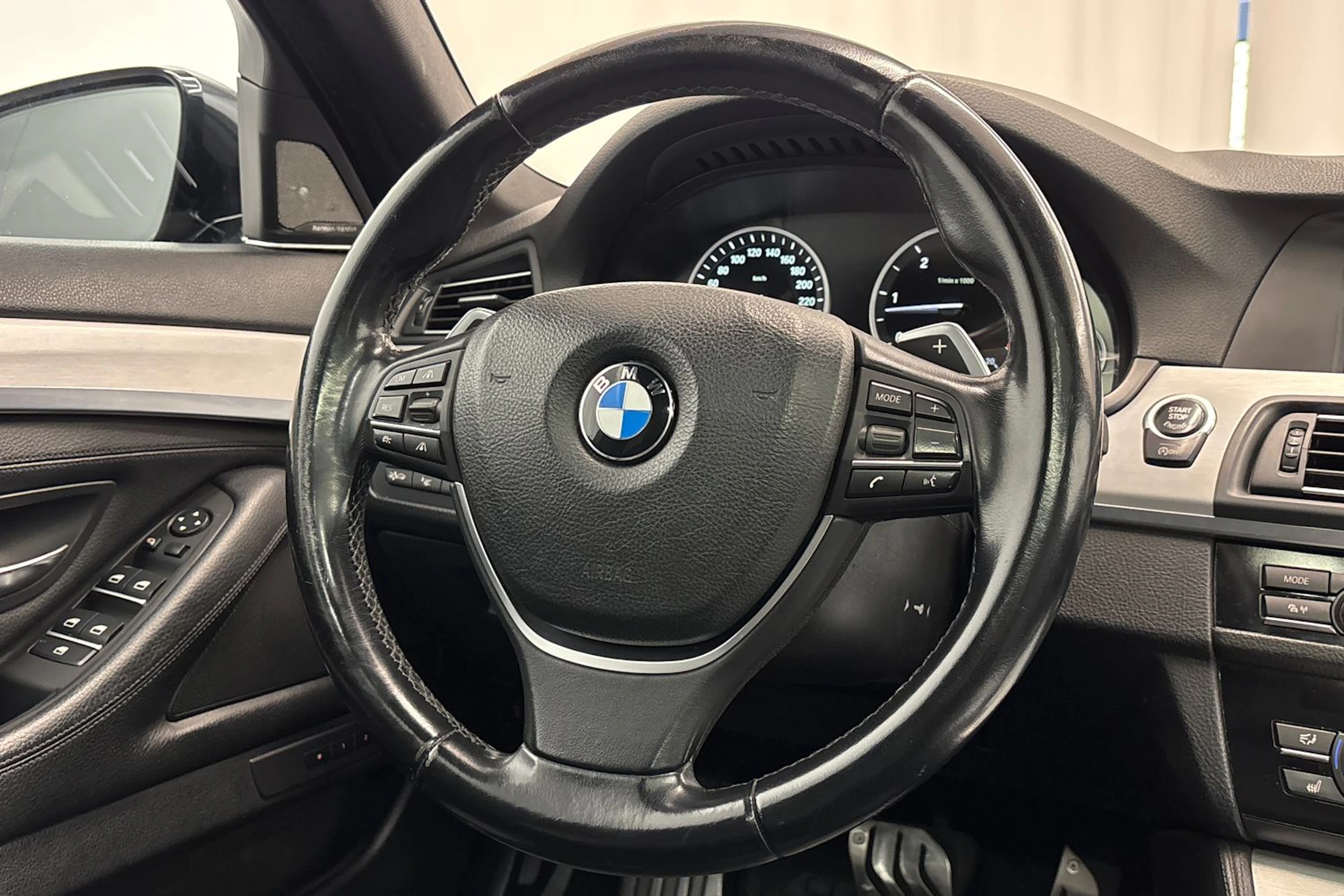 musta BMW 530 2011 kuva 15.
